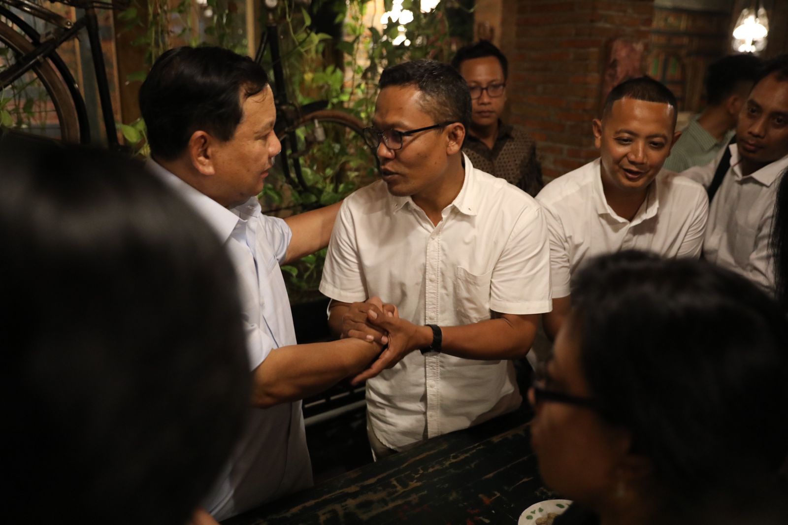 Ketua Umum Partai Gerindra didampingi Wali Kota Solo Gibran Rakabuming Raka menemui relawan Jokowi (Ashar/SinPo.id)
