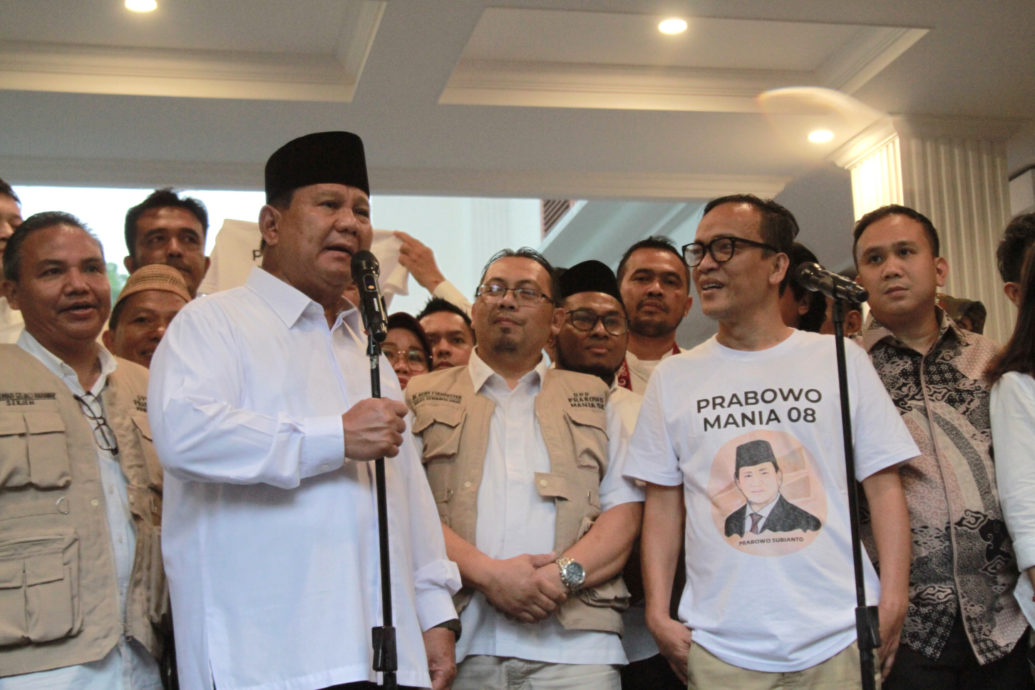 Ketua Umum Gerindra Prabowo menerima kunjungan dari Relawan Jokowi Mania (Ashar/SinPo.id)