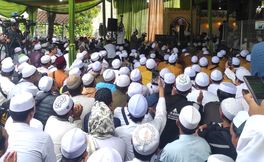 Menhan Prabowo Subianto hadiri Haul Habib Muzir Al Musawa didoakan lancar di Pilpres 2024 nanti (Ashar/SinPo.id)