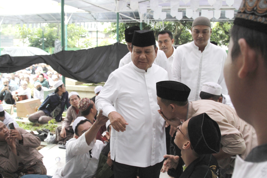 Menhan Prabowo Subianto hadiri Haul Habib Muzir Al Musawa didoakan lancar di Pilpres 2024 nanti (Ashar/SinPo.id)