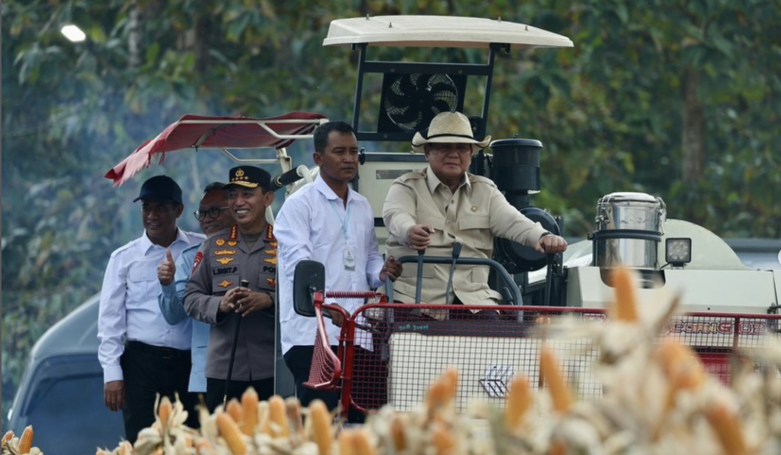 Prabowo saat panen jagung raya di Tuban. (Agus Priatna/BPMI Setpres/SinPo.id)