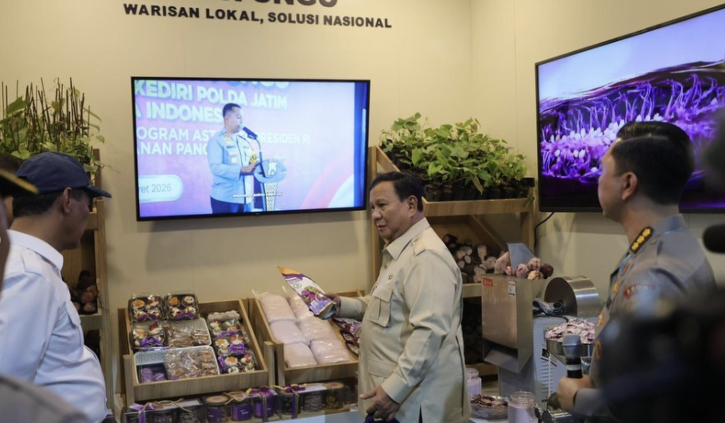 Prabowo saat panen jagung raya di Tuban. (Agus Priatna/BPMI Setpres/SinPo.id)