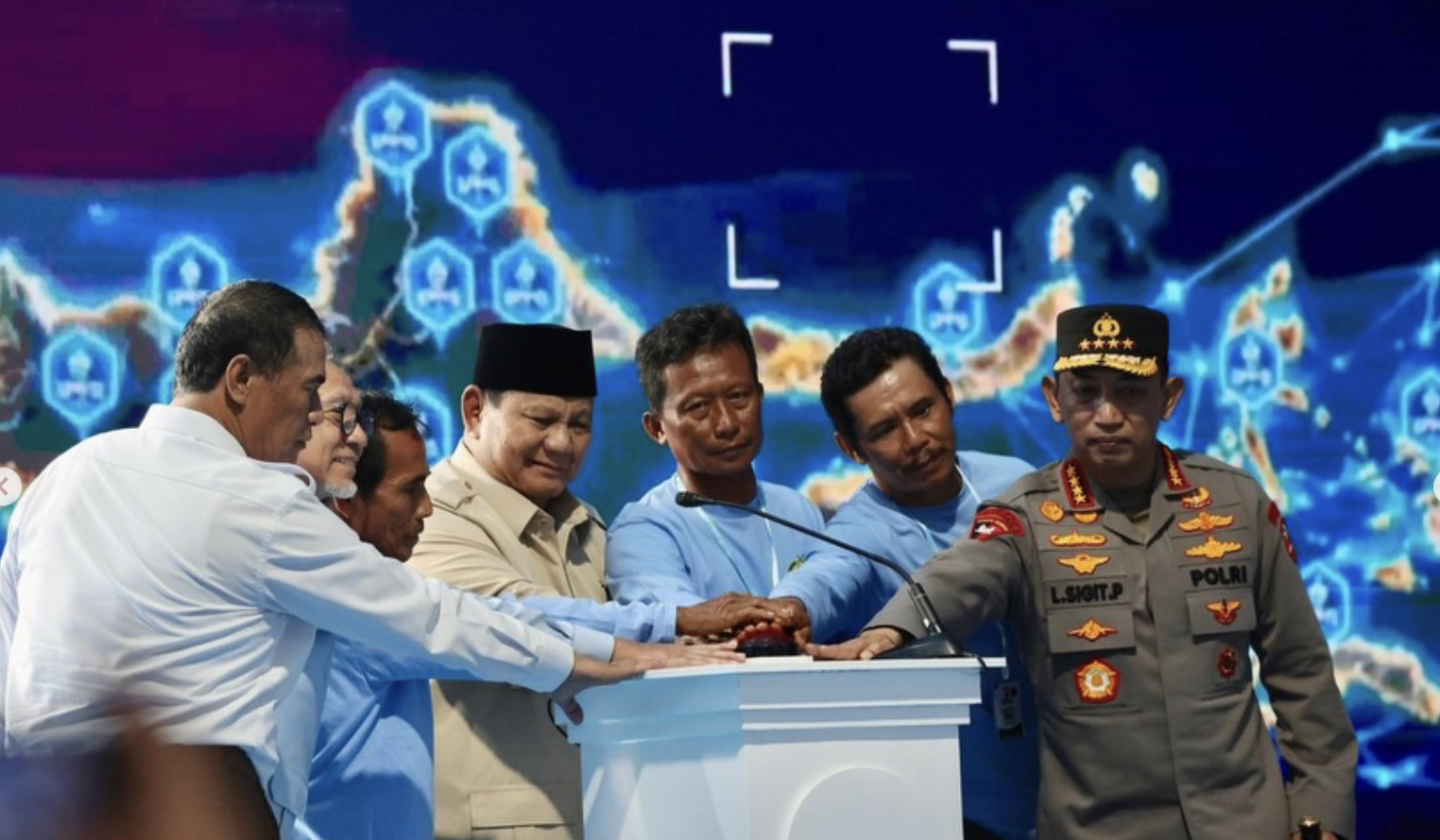 Prabowo saat panen jagung raya di Tuban. (Agus Priatna/BPMI Setpres/SinPo.id)