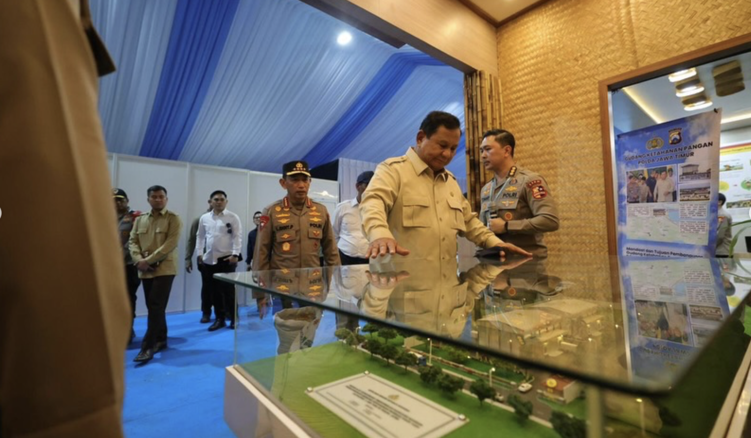 Prabowo saat panen jagung raya di Tuban. (Agus Priatna/BPMI Setpres/SinPo.id)