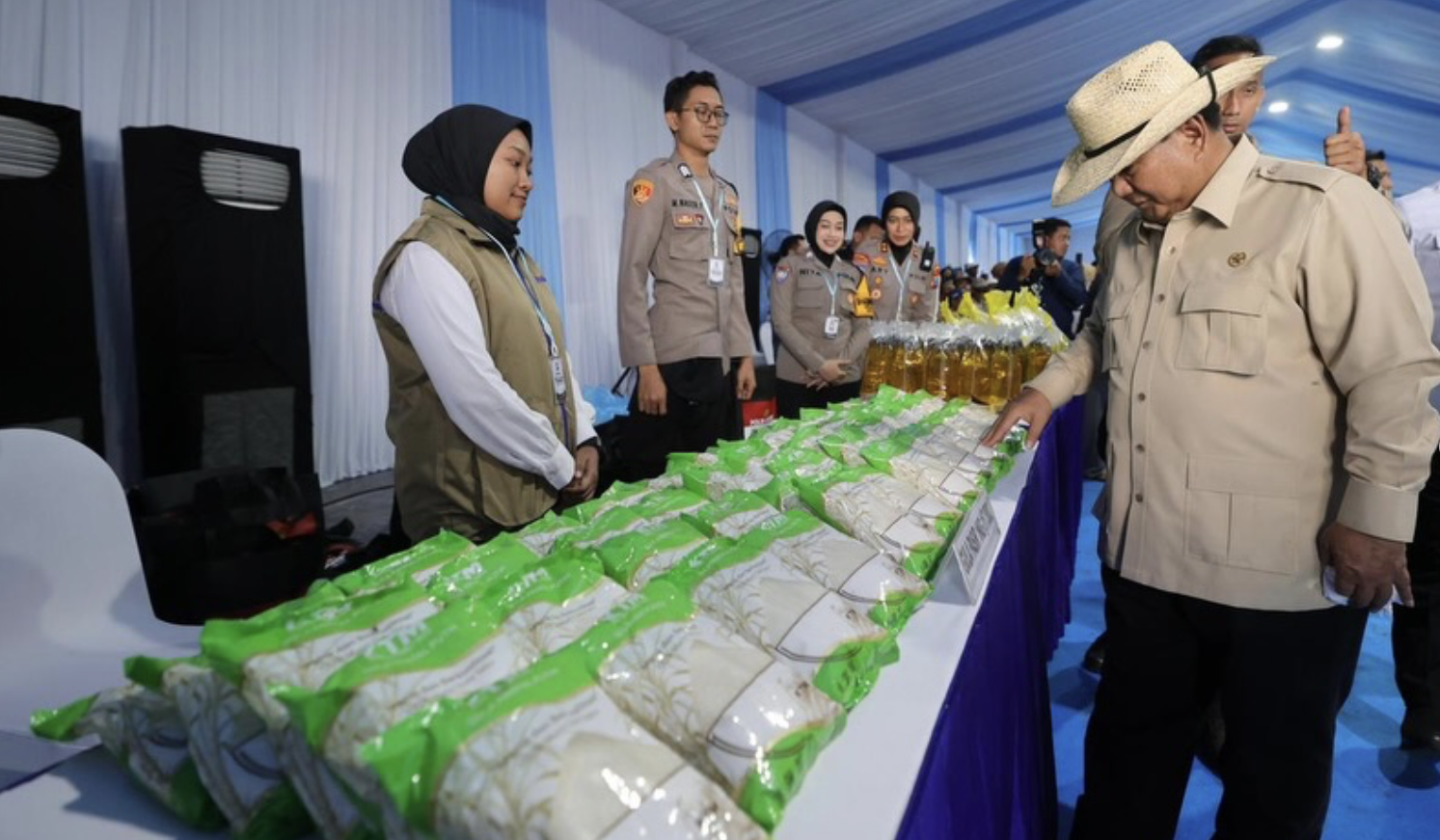 Prabowo saat panen jagung raya di Tuban. (Agus Priatna/BPMI Setpres/SinPo.id)