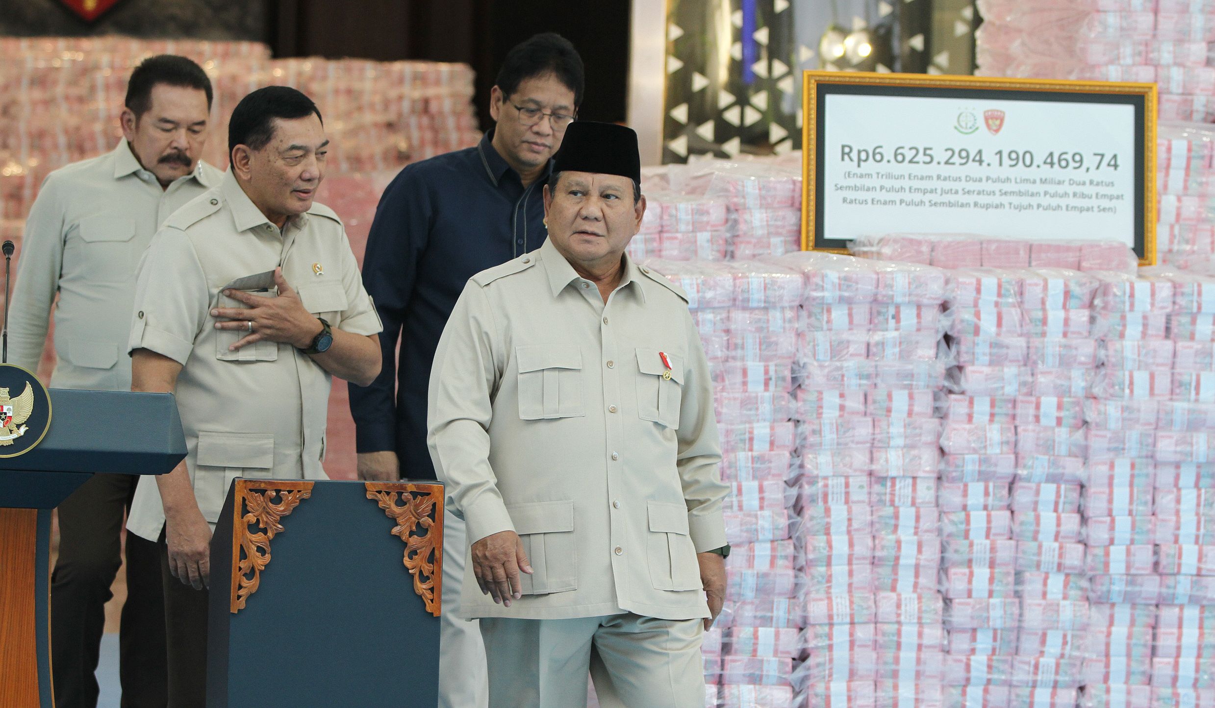 Penyerahan uang rampasan penyalahgunaan kawasan hutan. (Agus Priatna/SinPo.id)