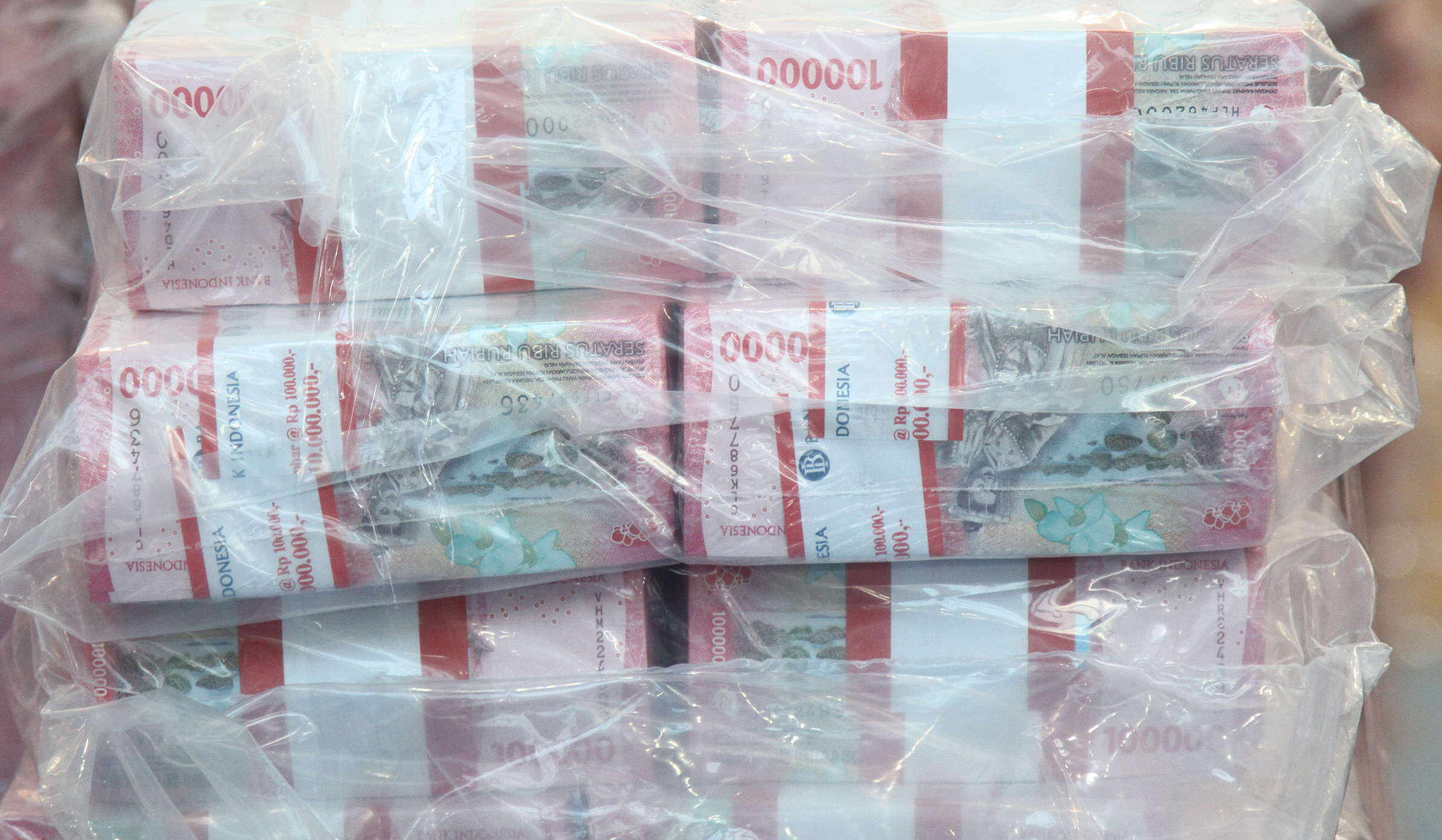 Penyerahan uang rampasan penyalahgunaan kawasan hutan. (Agus Priatna/SinPo.id)