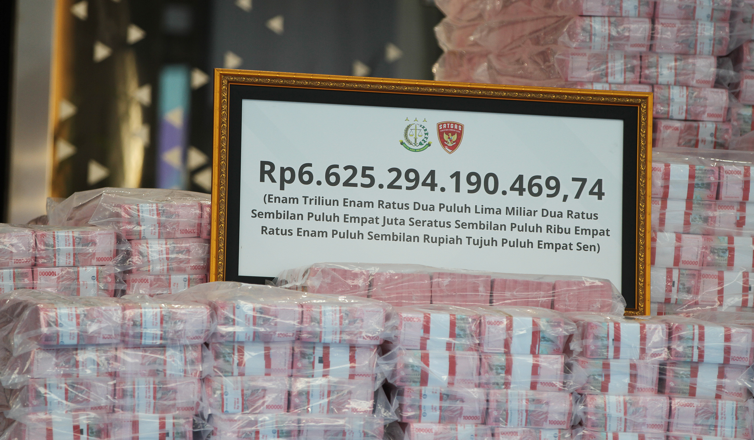 Penyerahan uang rampasan penyalahgunaan kawasan hutan. (Agus Priatna/SinPo.id)