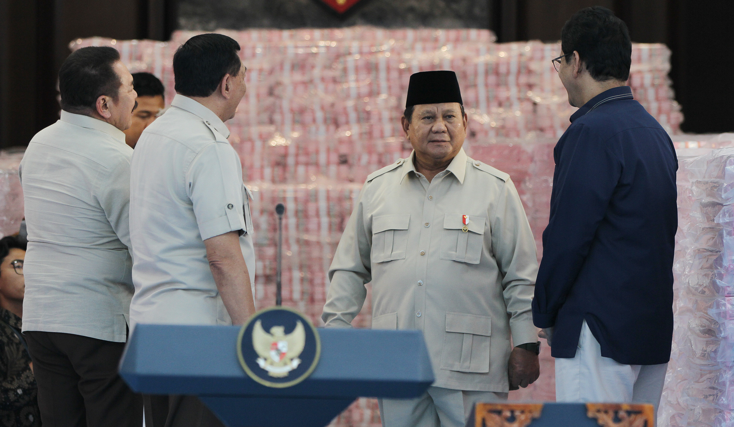 Penyerahan uang rampasan penyalahgunaan kawasan hutan. (Agus Priatna/SinPo.id)