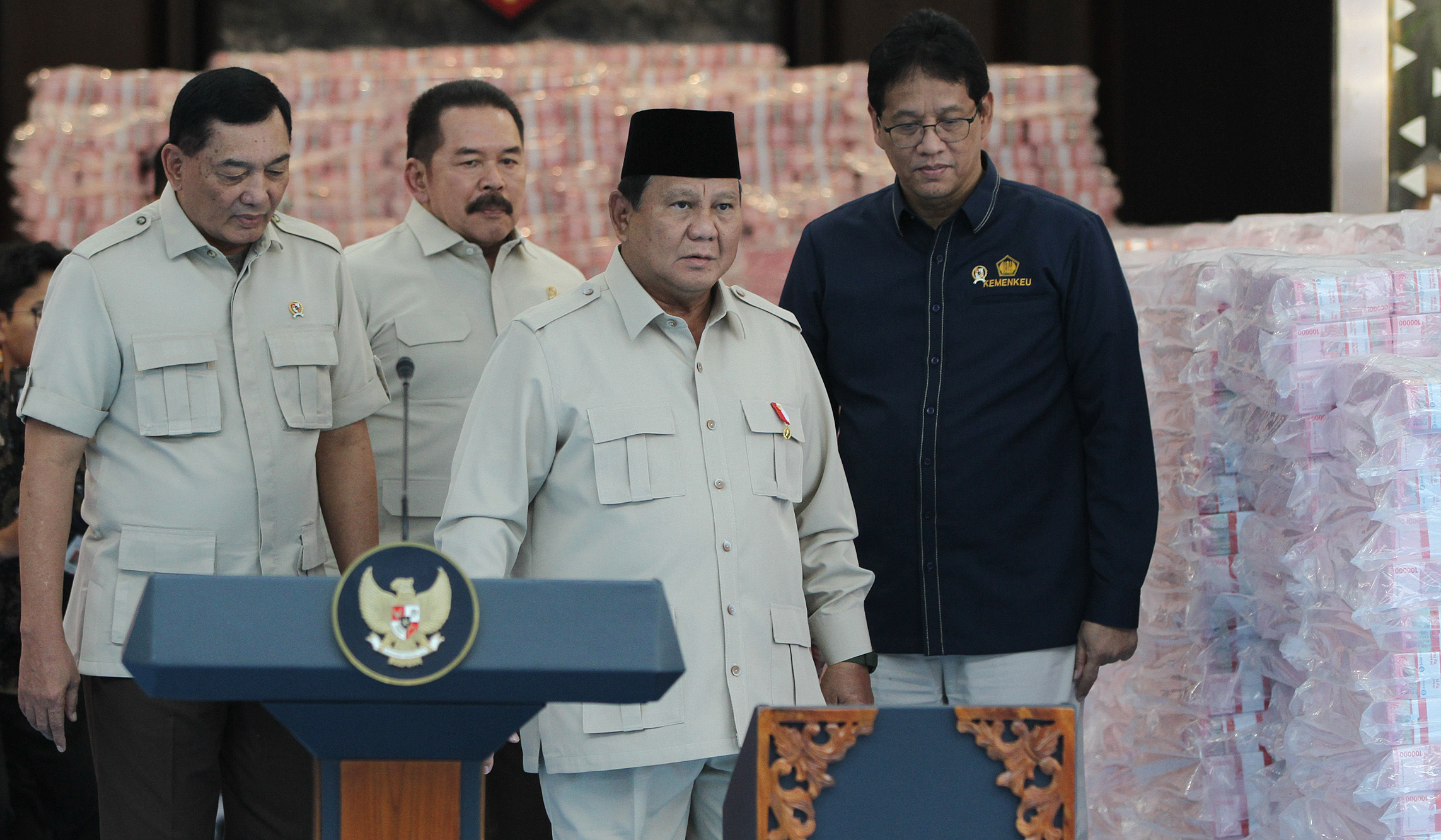 Penyerahan uang rampasan penyalahgunaan kawasan hutan. (Agus Priatna/SinPo.id)