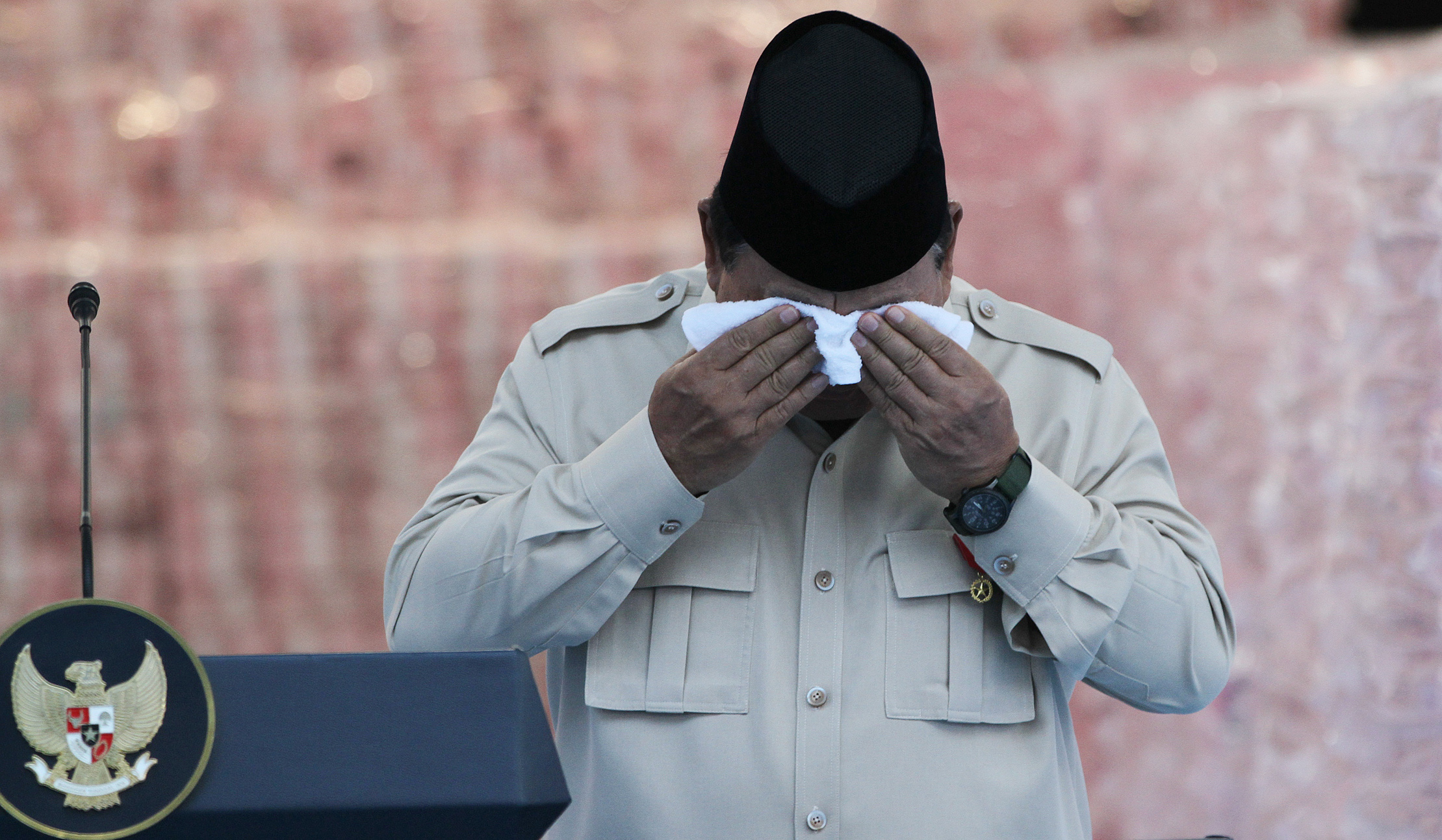 Penyerahan uang rampasan penyalahgunaan kawasan hutan. (Agus Priatna/SinPo.id)