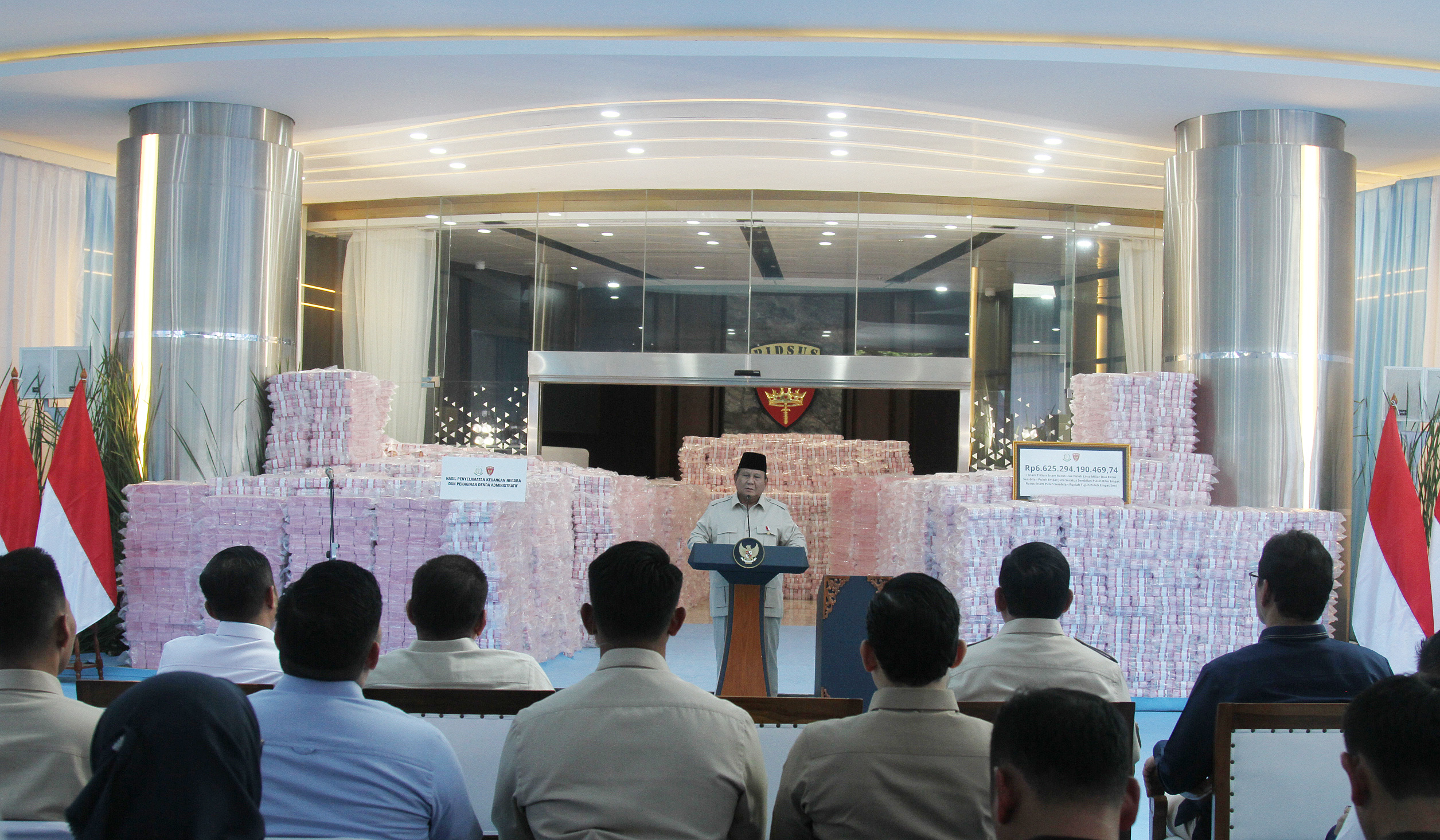 Penyerahan uang rampasan penyalahgunaan kawasan hutan. (Agus Priatna/SinPo.id)