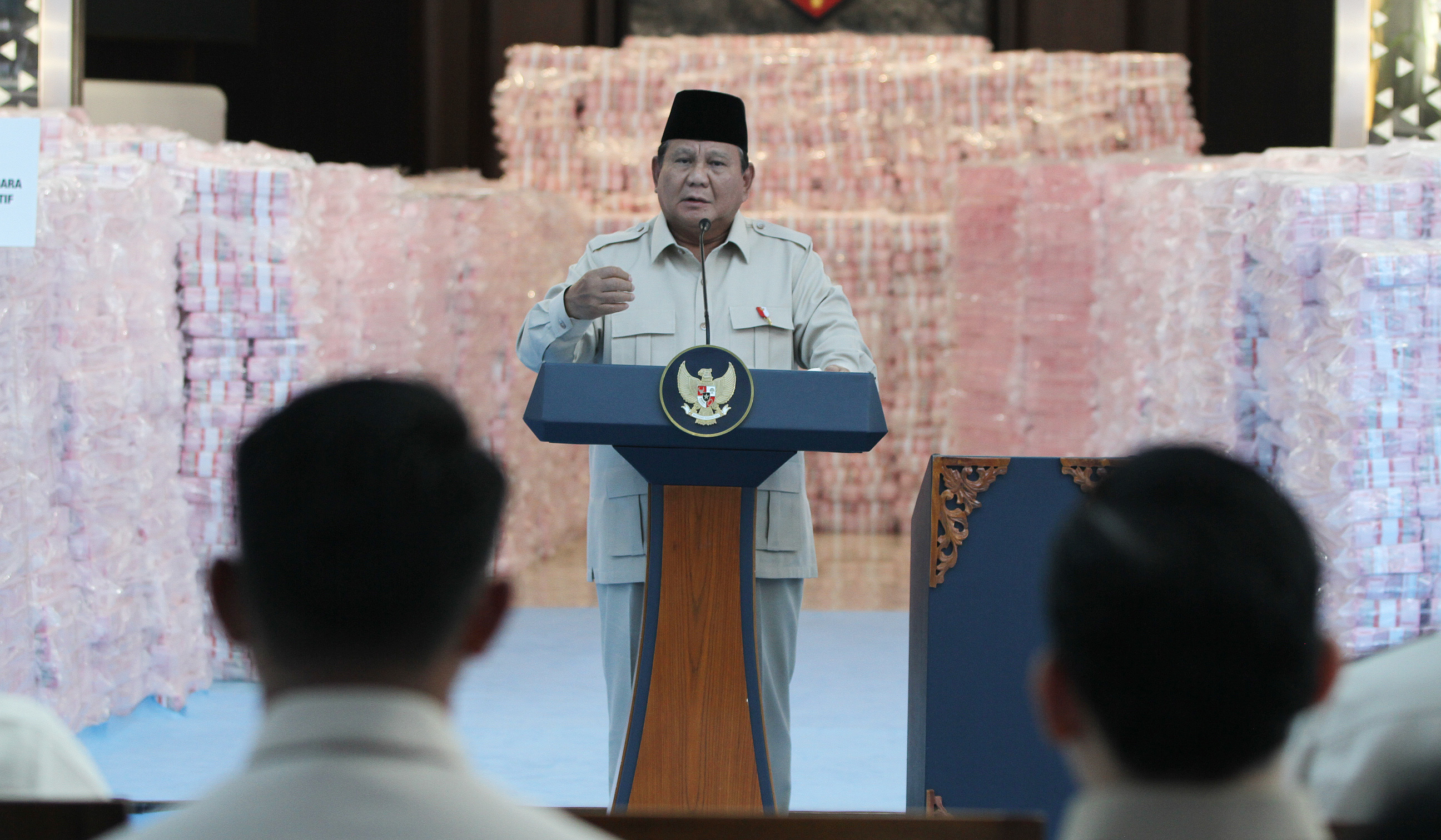 Penyerahan uang rampasan penyalahgunaan kawasan hutan. (Agus Priatna/SinPo.id)
