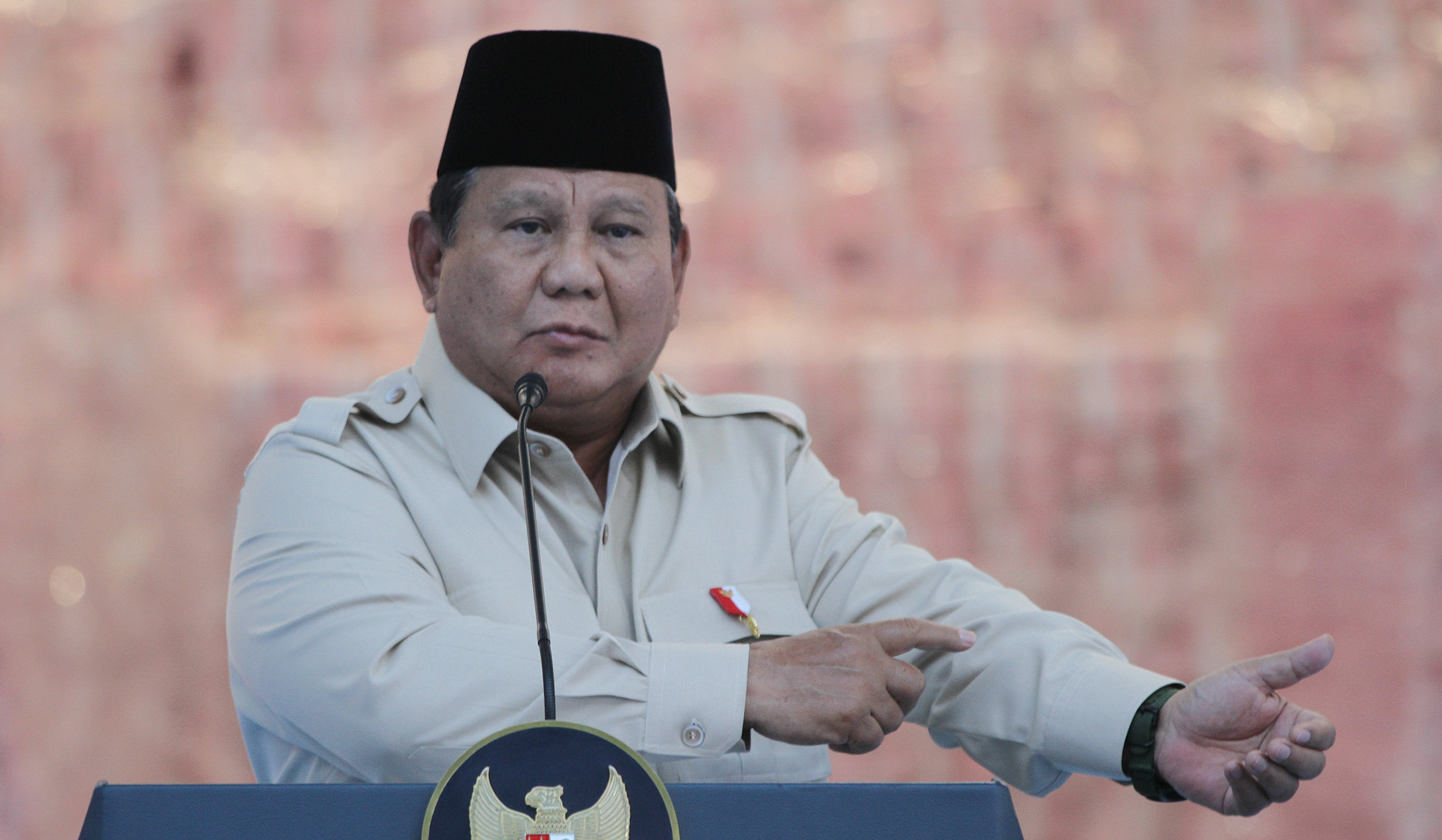 Penyerahan uang rampasan penyalahgunaan kawasan hutan. (Agus Priatna/SinPo.id)