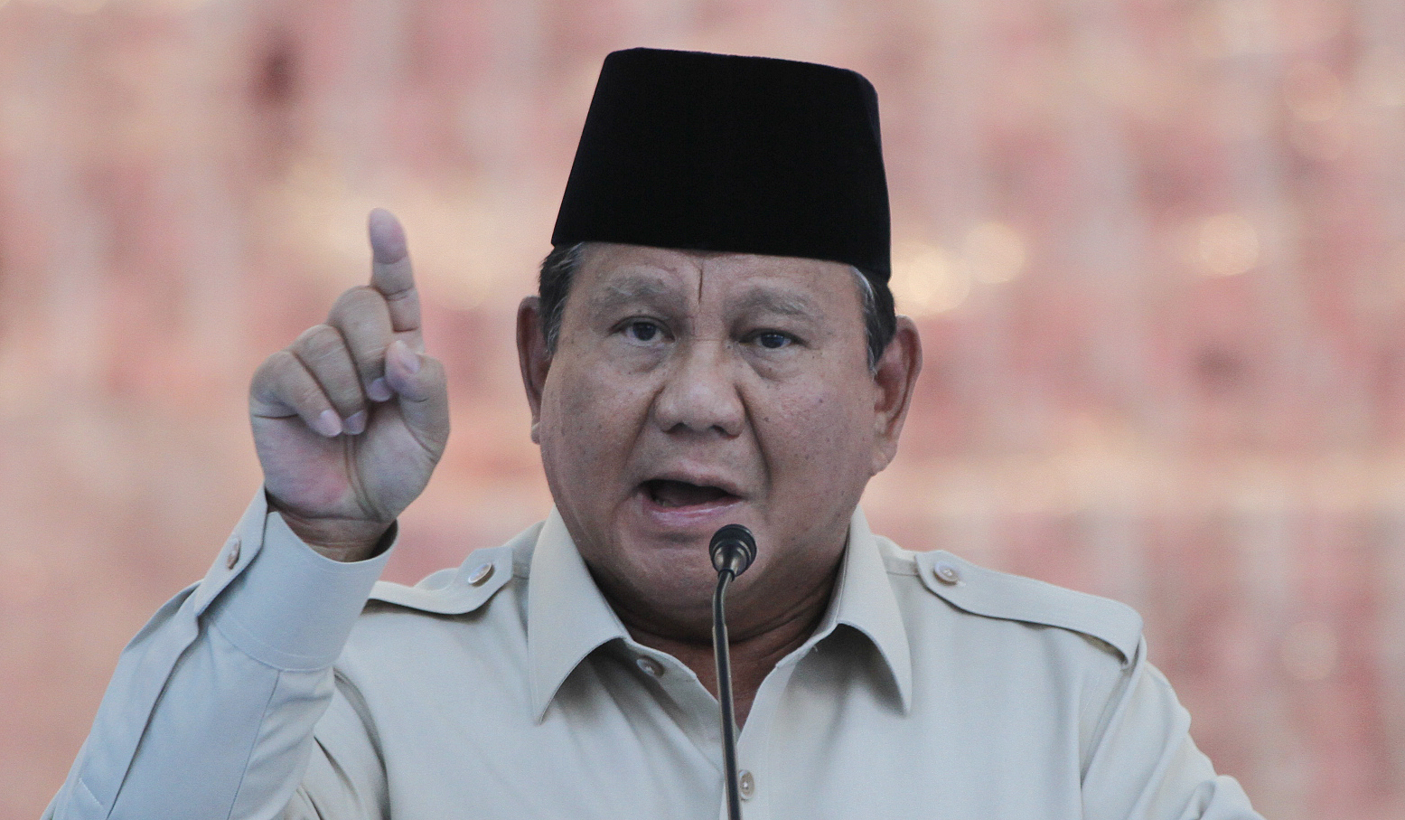 Penyerahan uang rampasan penyalahgunaan kawasan hutan. (Agus Priatna/SinPo.id)