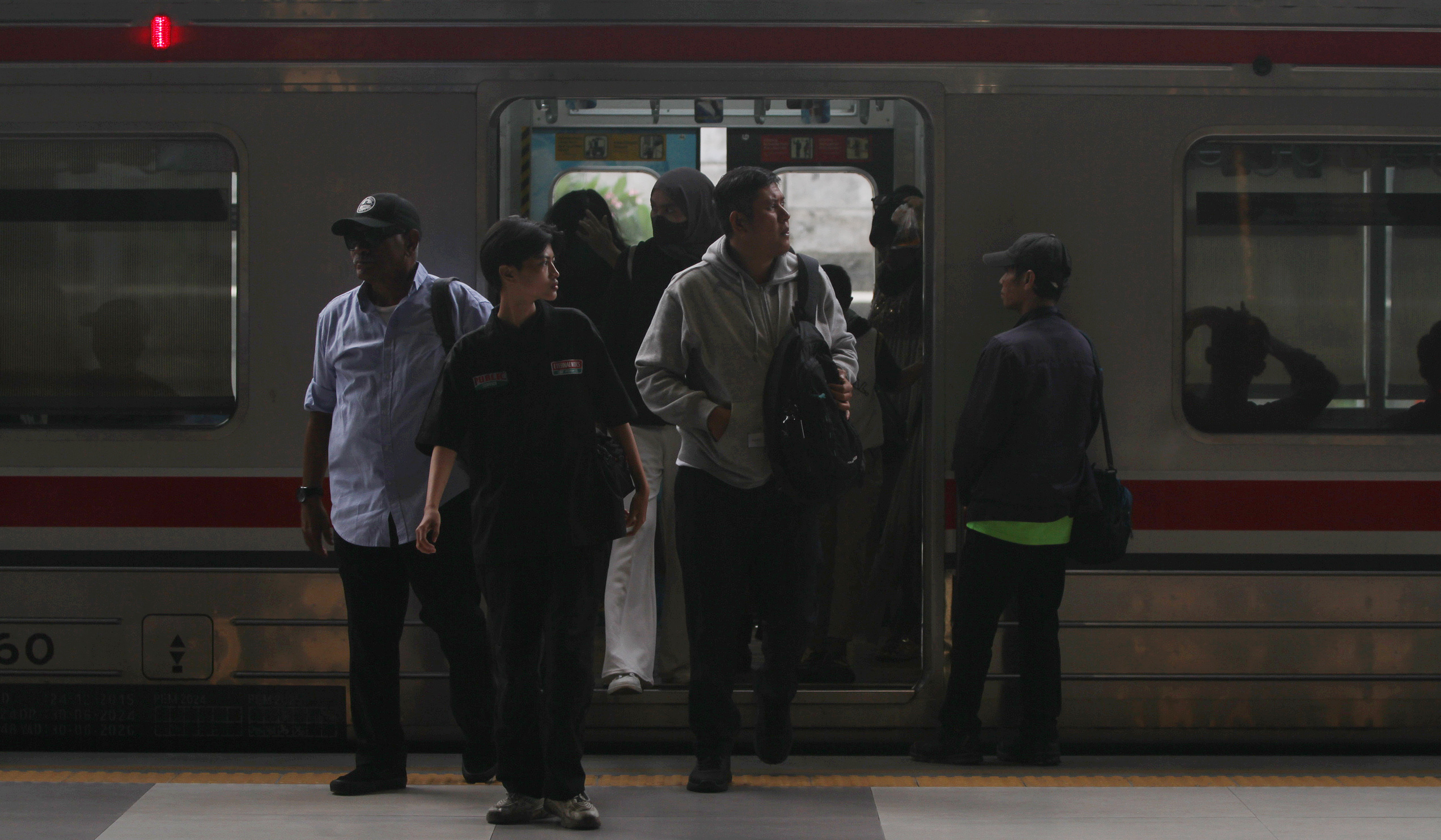 Suasana Stasiun Tanah Abang. (Agus Priatna/SinPo.id)