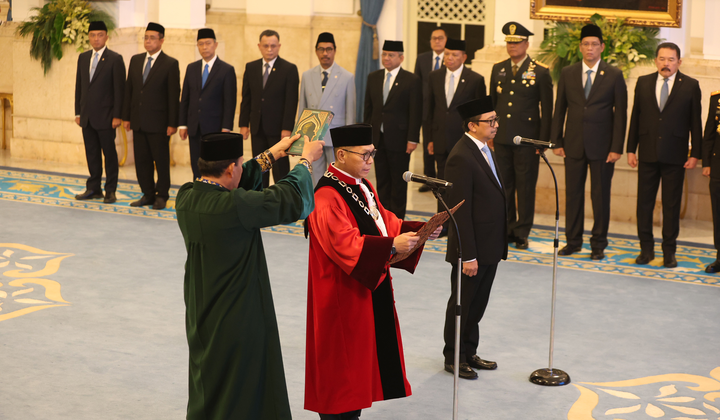Prabowo lantik hakim MK dan Wamenkeu. (Agus Priatna/SinPo.id)