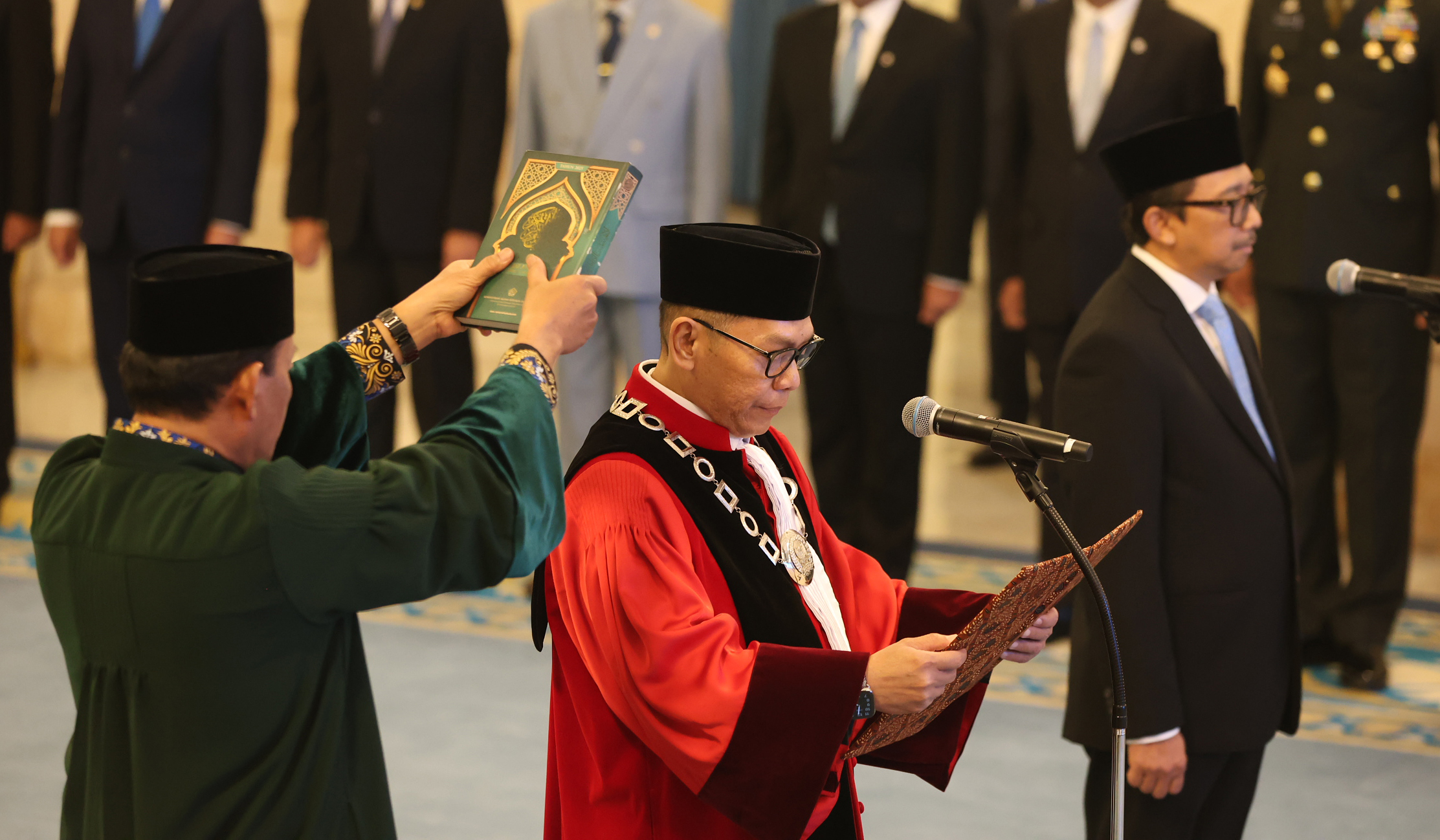 Prabowo lantik hakim MK dan Wamenkeu. (Agus Priatna/SinPo.id)