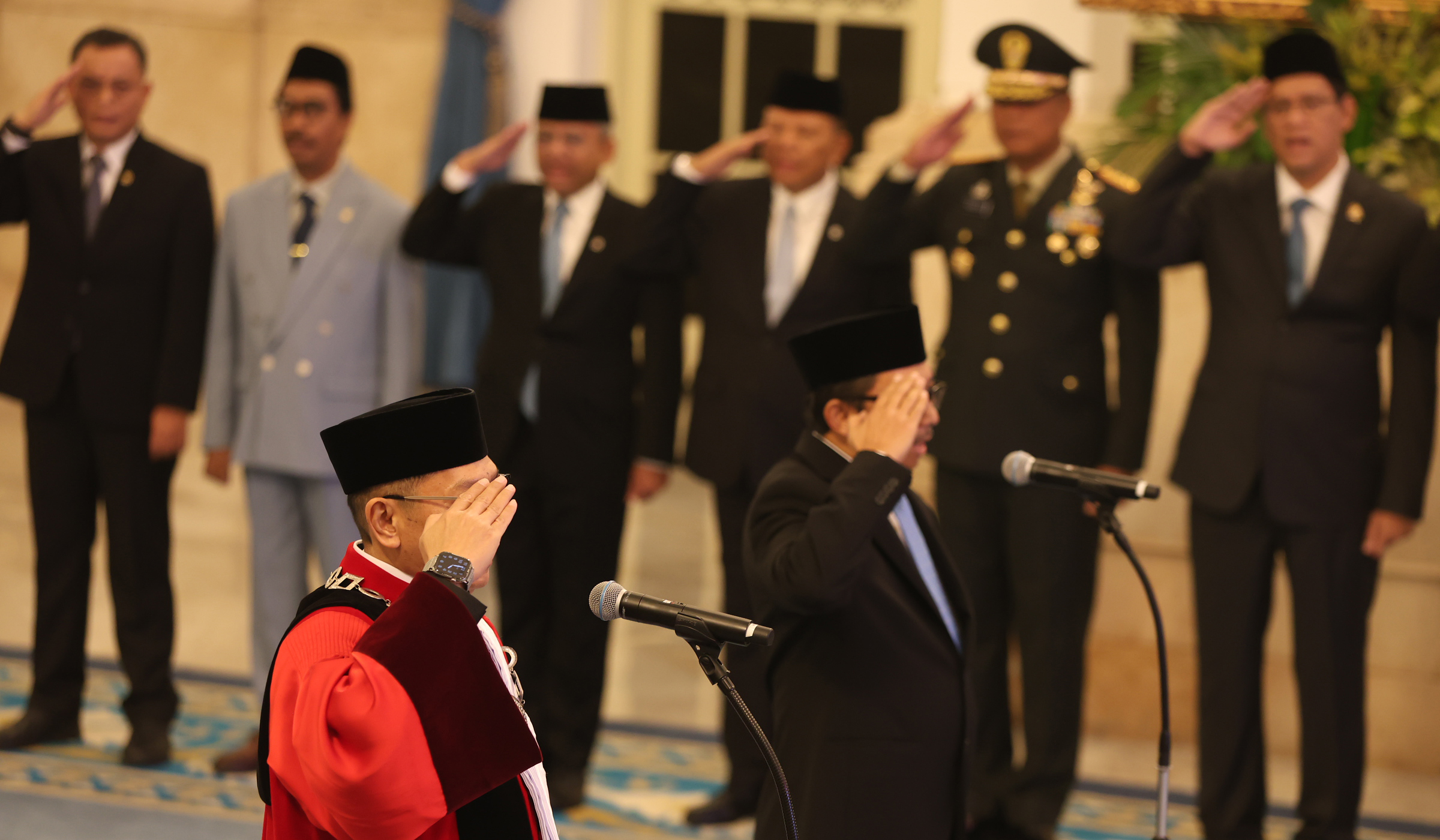 Prabowo lantik hakim MK dan Wamenkeu. (Agus Priatna/SinPo.id)