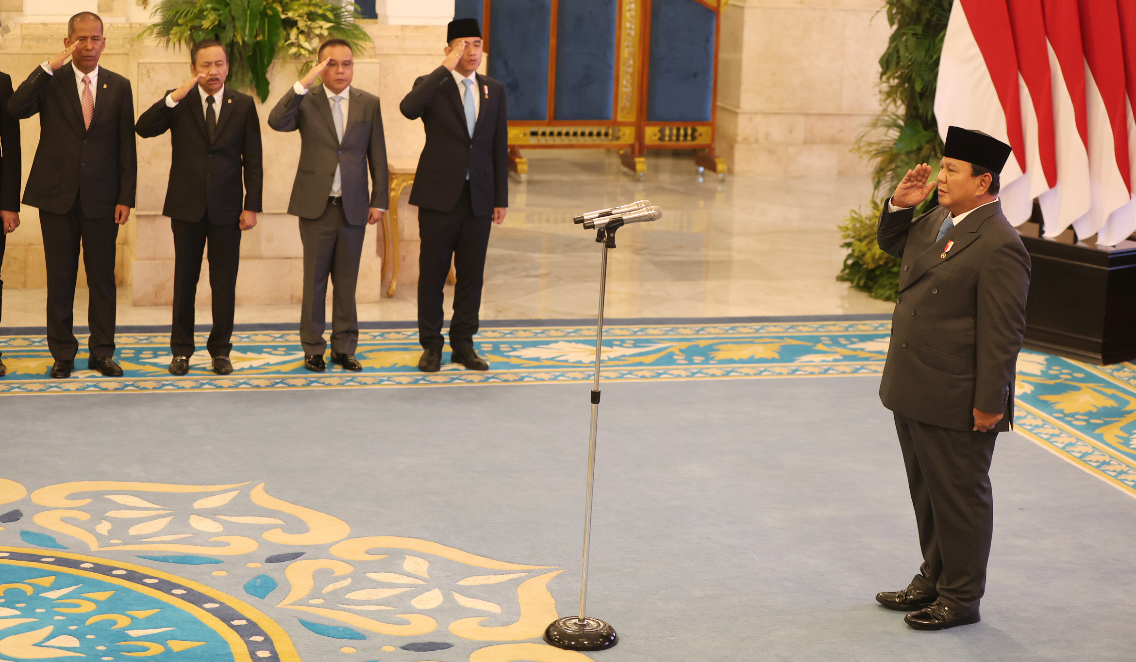 Prabowo lantik hakim MK dan Wamenkeu. (Agus Priatna/SinPo.id)