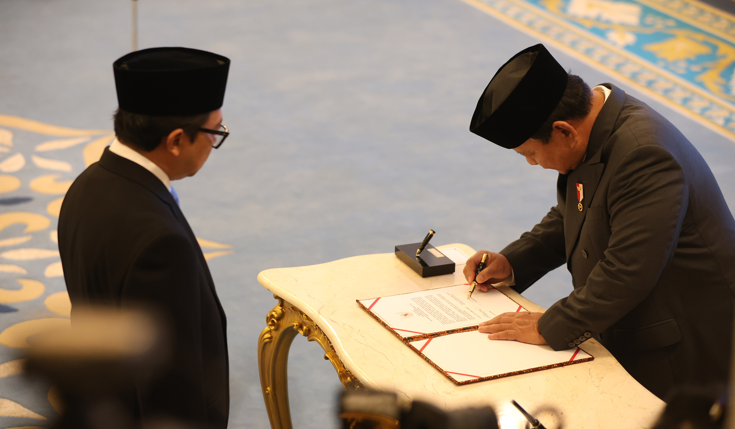 Prabowo lantik hakim MK dan Wamenkeu. (Agus Priatna/SinPo.id)