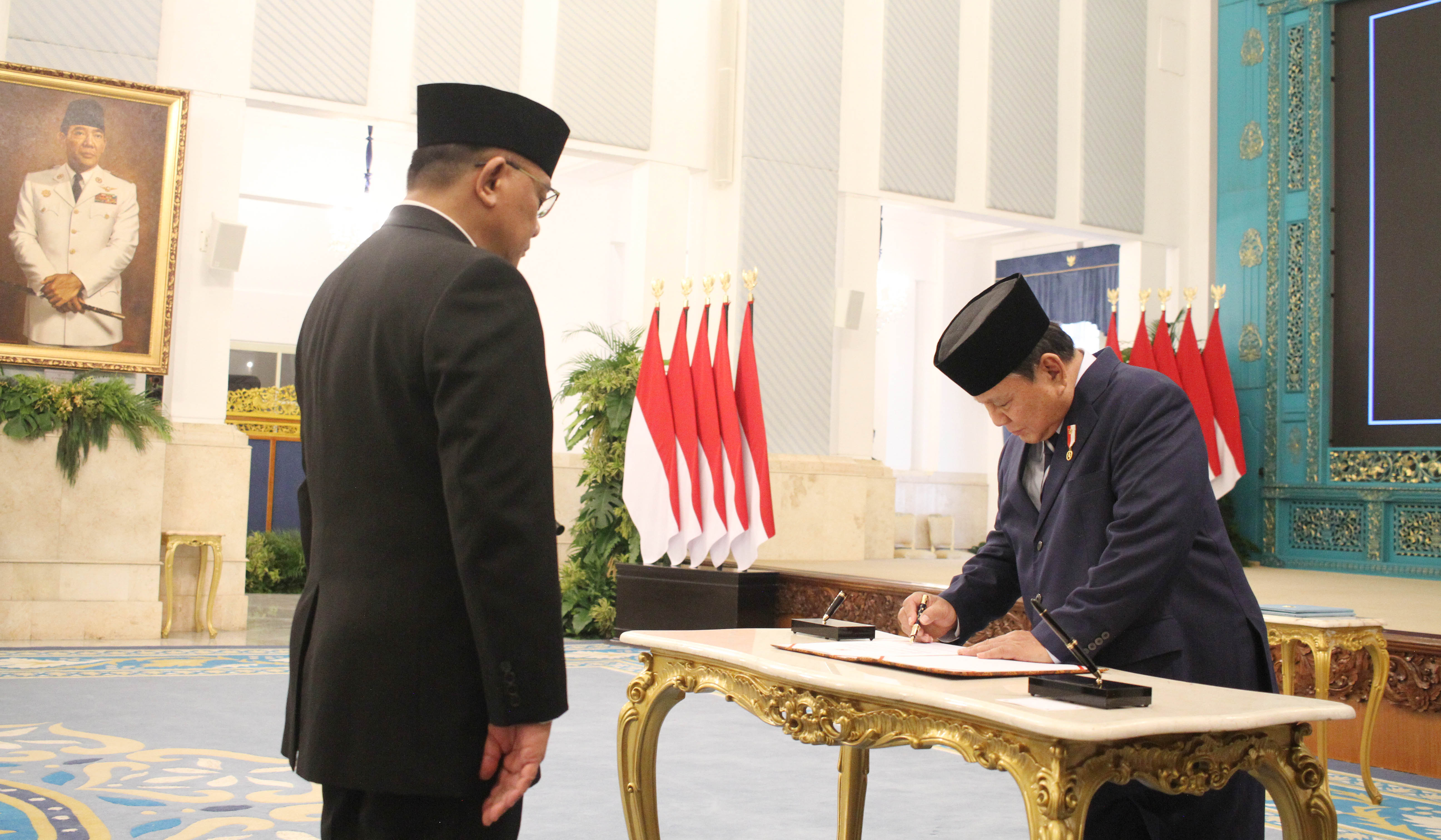Presiden Prabowo lantik Jumhur Hidayat sebagai Menteri LH. (Agus Priatna/SinPo.id)