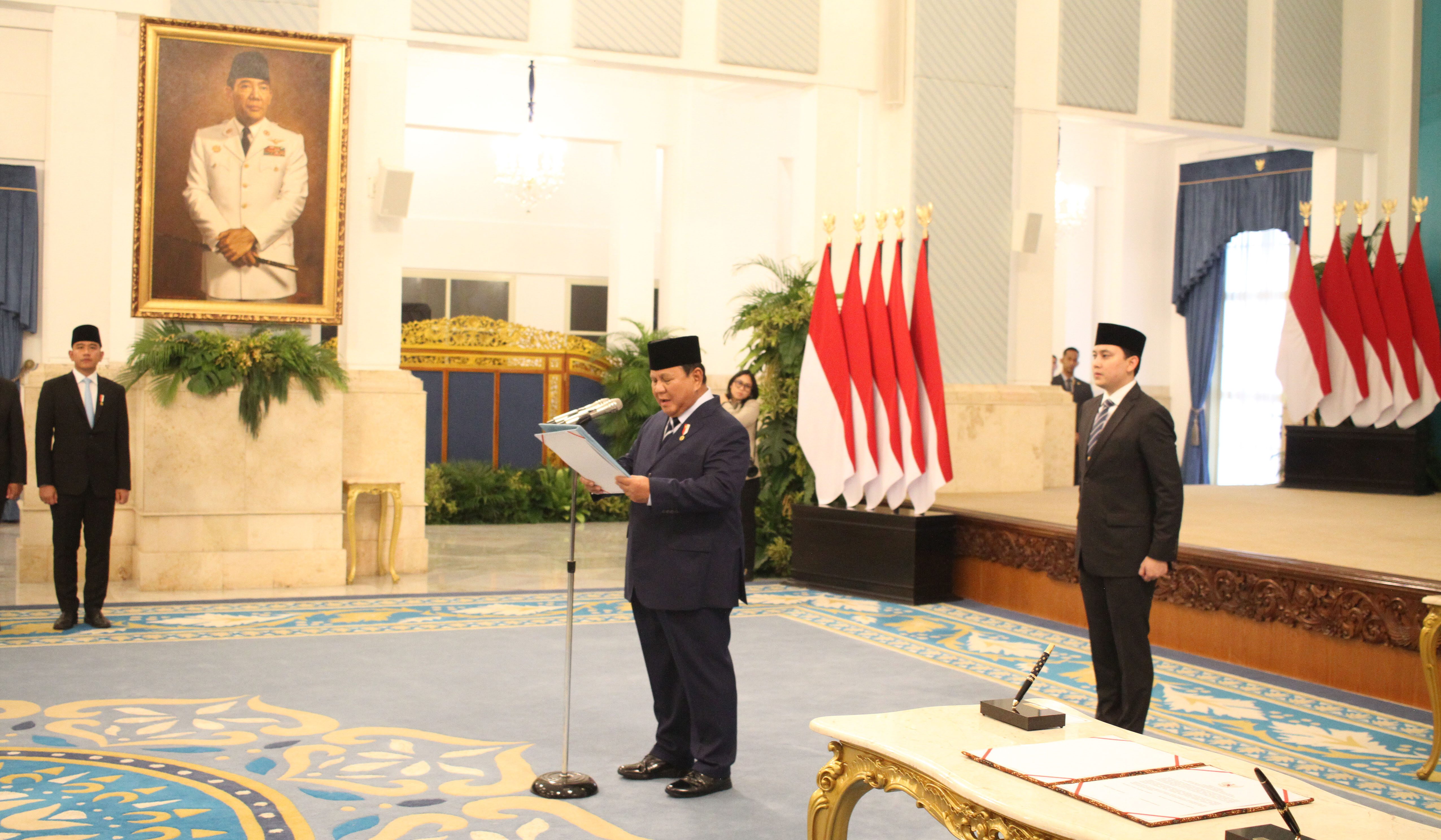 Presiden Prabowo lantik Jumhur Hidayat sebagai Menteri LH. (Agus Priatna/SinPo.id)