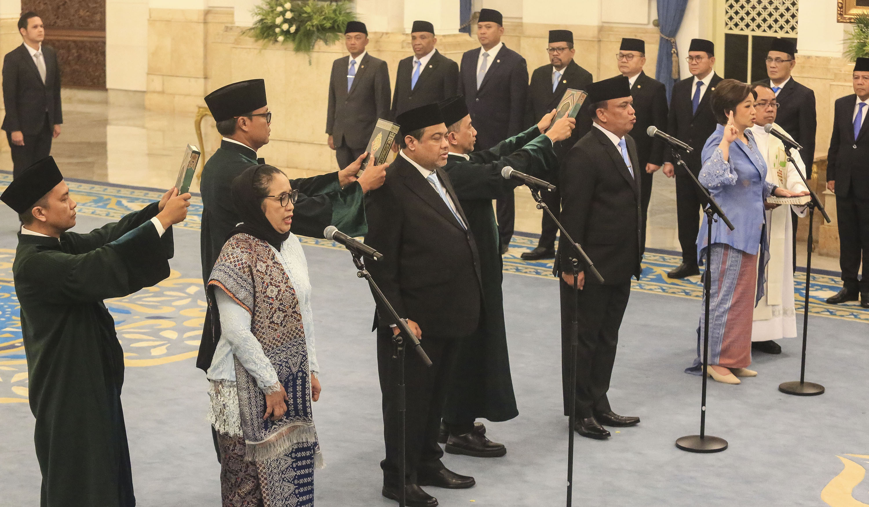 Presiden Prabowo lantik pimpinan BGN dan penasihat Presiden bidang ketenagakerjaan. (Agus Priatna/SinPo.id)