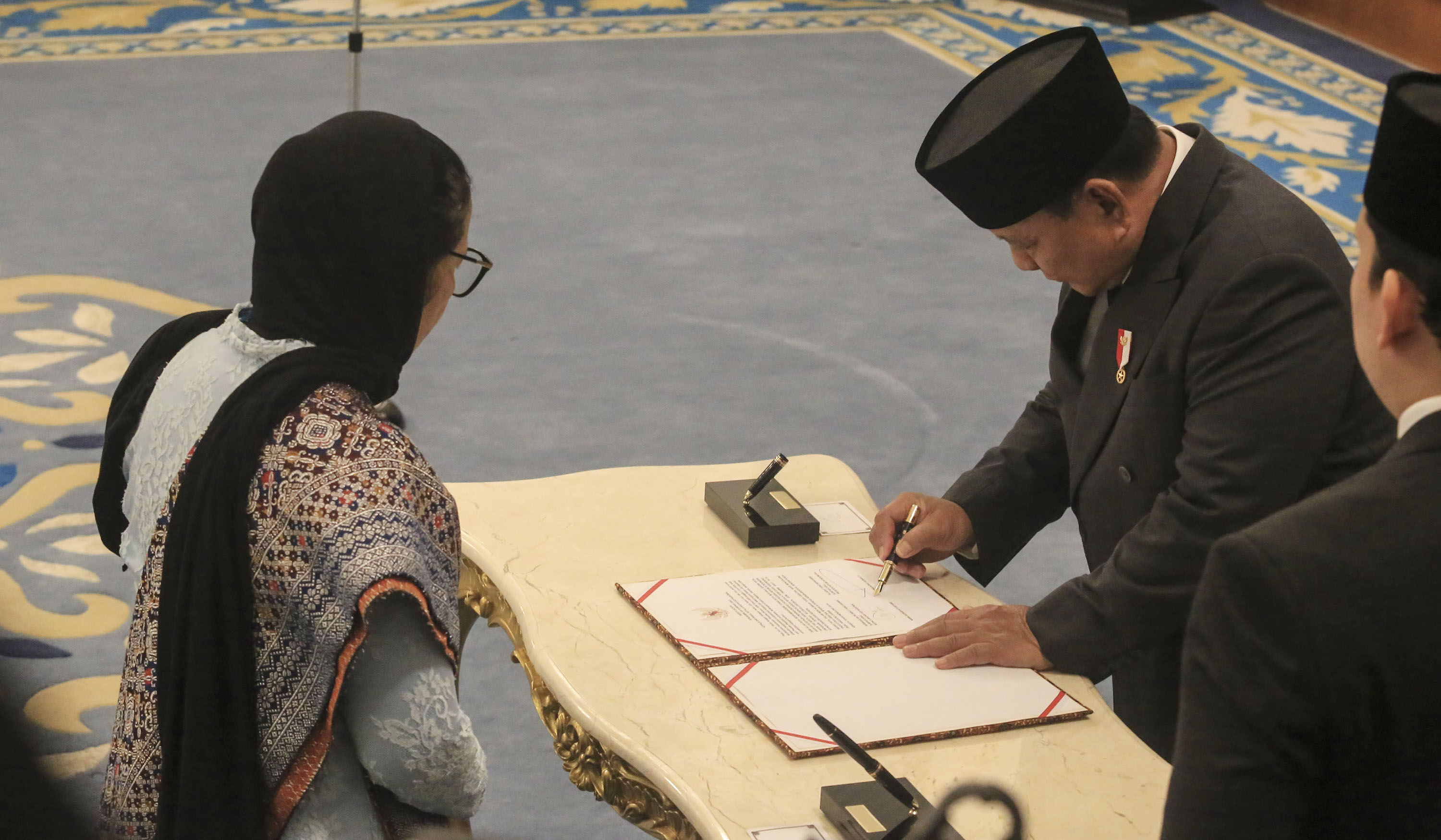 Presiden Prabowo lantik pimpinan BGN dan penasihat Presiden bidang ketenagakerjaan. (Agus Priatna/SinPo.id)