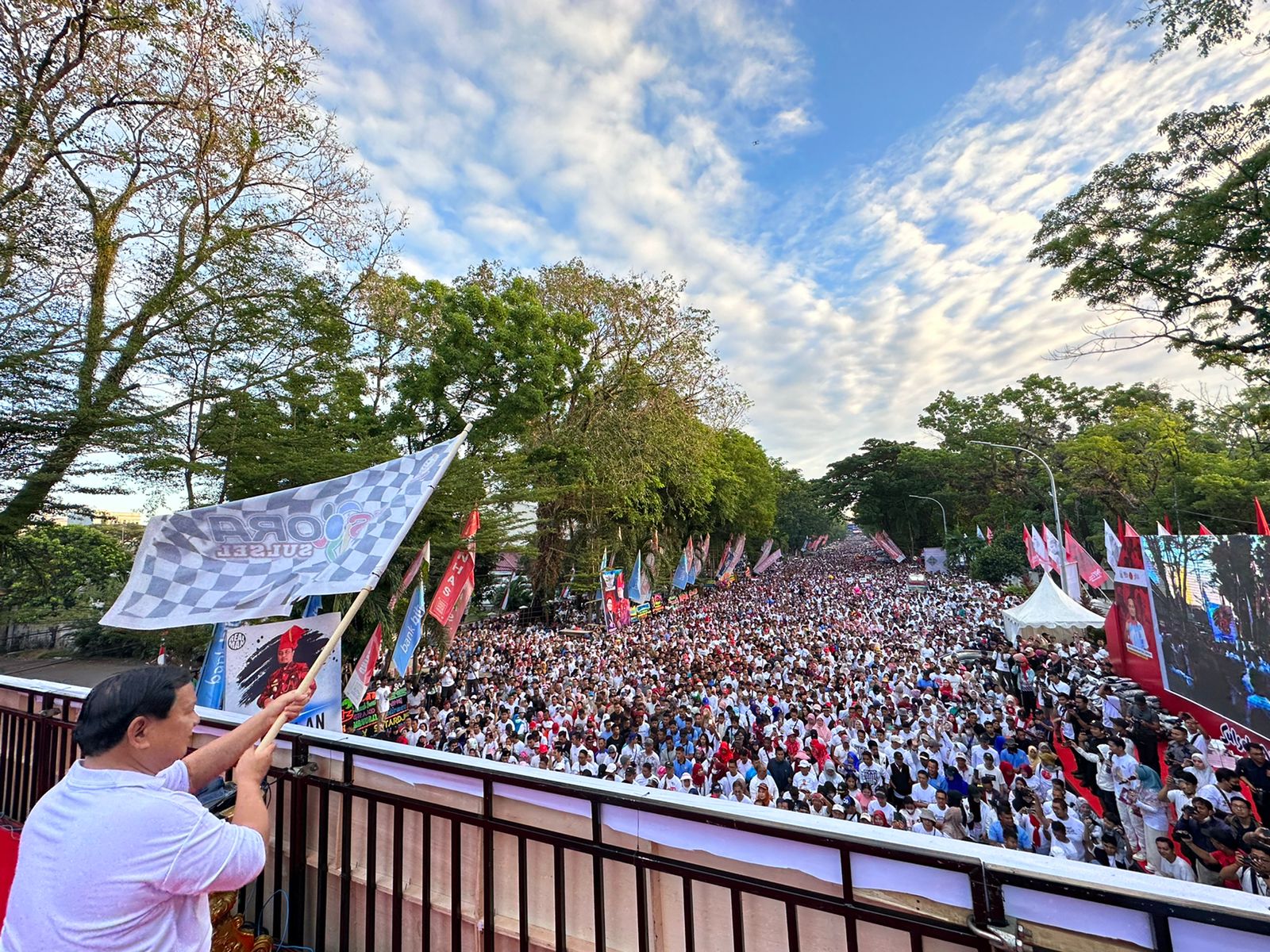 Menhan Prabowo lepas 450 peserta jalan santai dan berikan hadiah Umroh serta Motor di Makassar (Ashar/Foto:Tim Prabowo/SinPo.id)