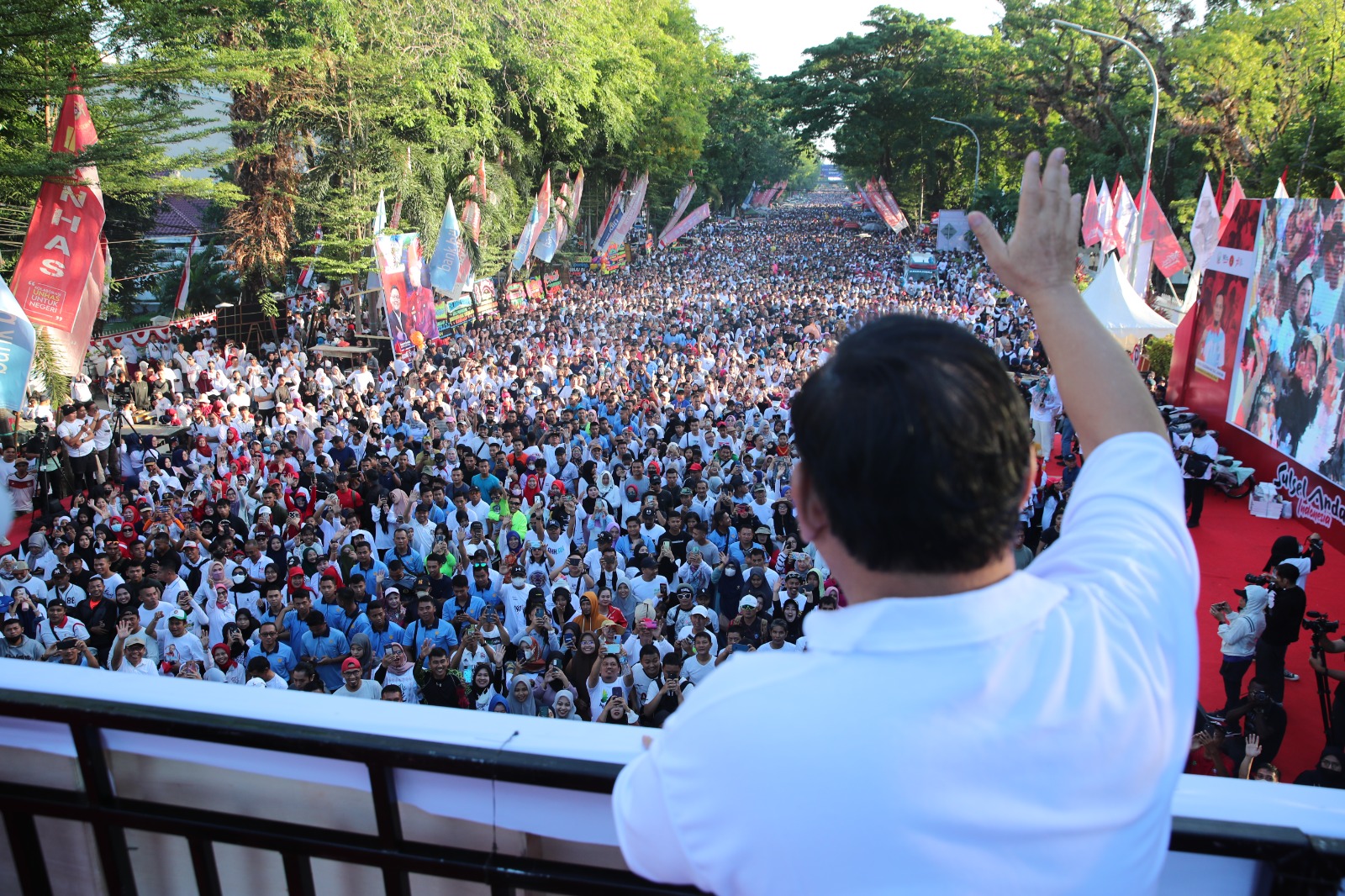 Menhan Prabowo lepas 450 peserta jalan santai dan berikan hadiah Umroh serta Motor di Makassar (Ashar/Foto:Tim Prabowo/SinPo.id)