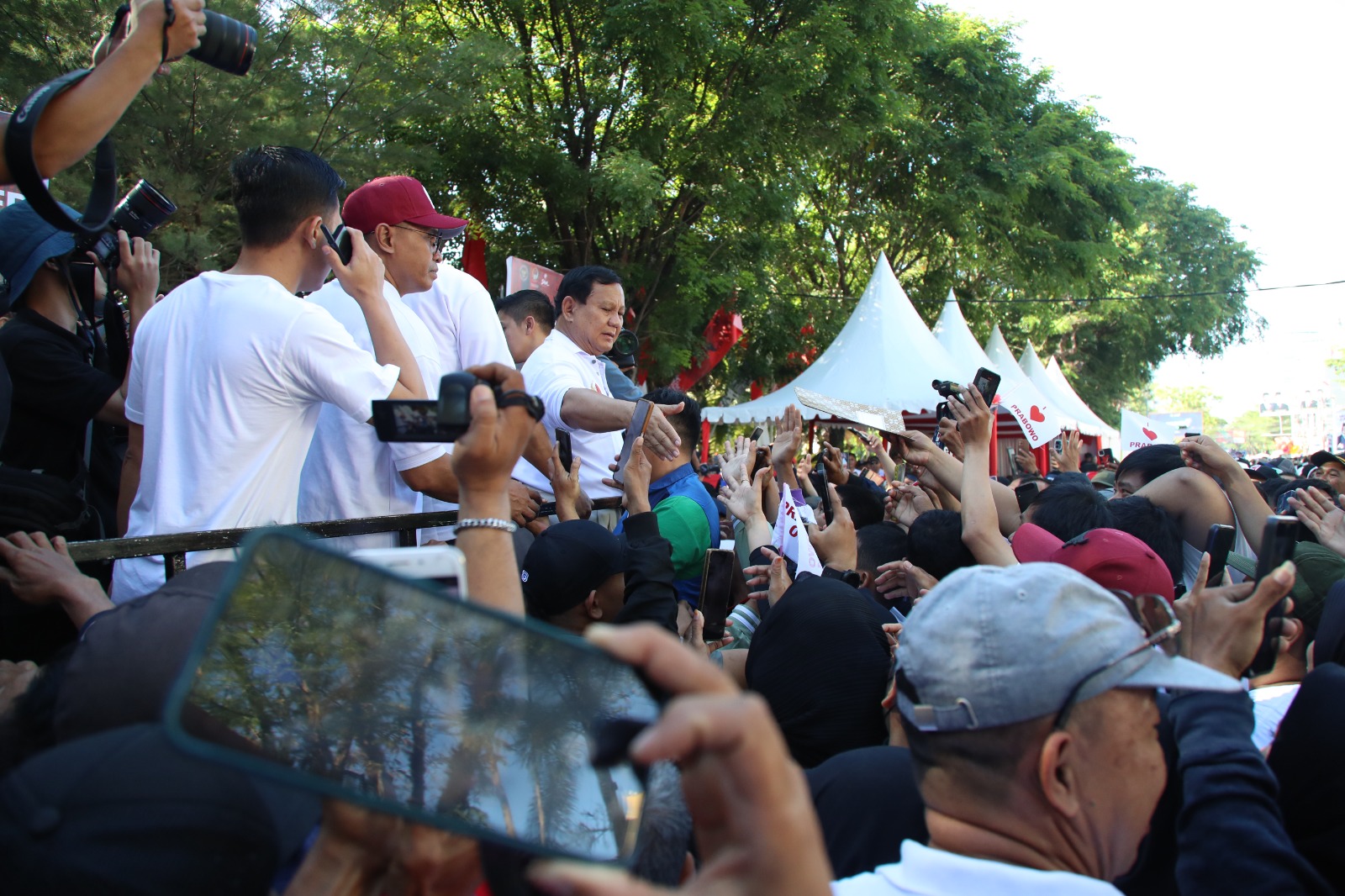 Menhan Prabowo lepas 450 peserta jalan santai dan berikan hadiah Umroh serta Motor di Makassar (Ashar/Foto:Tim Prabowo/SinPo.id)