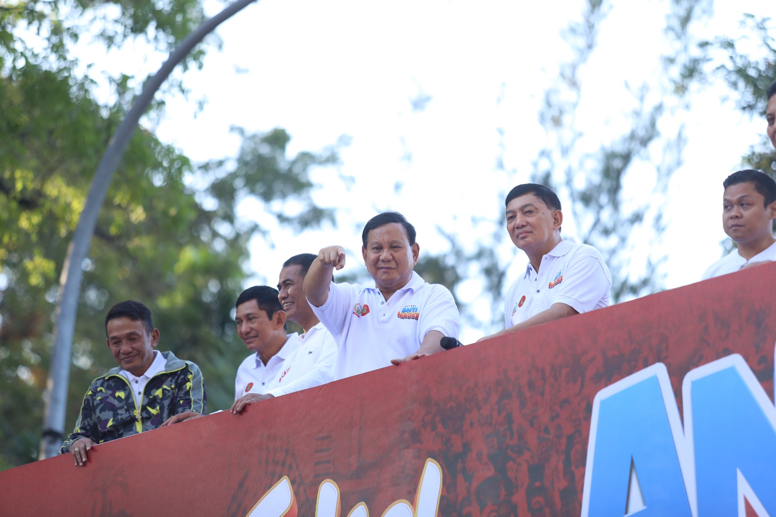 Menhan Prabowo lepas 450 peserta jalan santai dan berikan hadiah Umroh serta Motor di Makassar (Ashar/Foto:Tim Prabowo/SinPo.id)