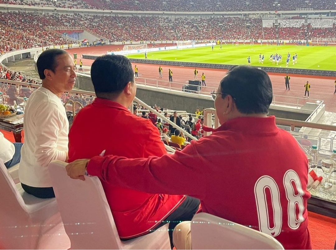 Menhan Prabowo Subianto nobar bersama Presiden Jokowi di GBK menyaksikan laga persahabatan sepak bola Timnas Indonesia vs Argentina (Ashar/Foto:Tim Prabowo/SinPo.id)