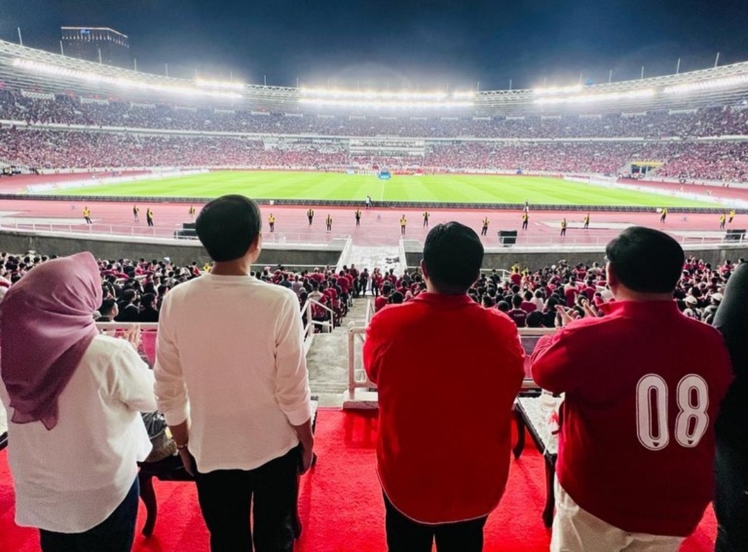 Menhan Prabowo Subianto nobar bersama Presiden Jokowi di GBK menyaksikan laga persahabatan sepak bola Timnas Indonesia vs Argentina (Ashar/Foto:Tim Prabowo/SinPo.id)