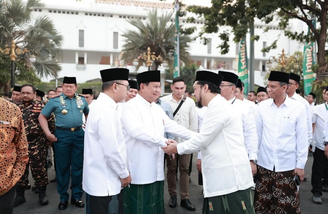 Prabowo pakai sarung dampingi Presiden Jokowi Apel Hari Santri 2023 di Surabaya (Ashar/SinPo.id)