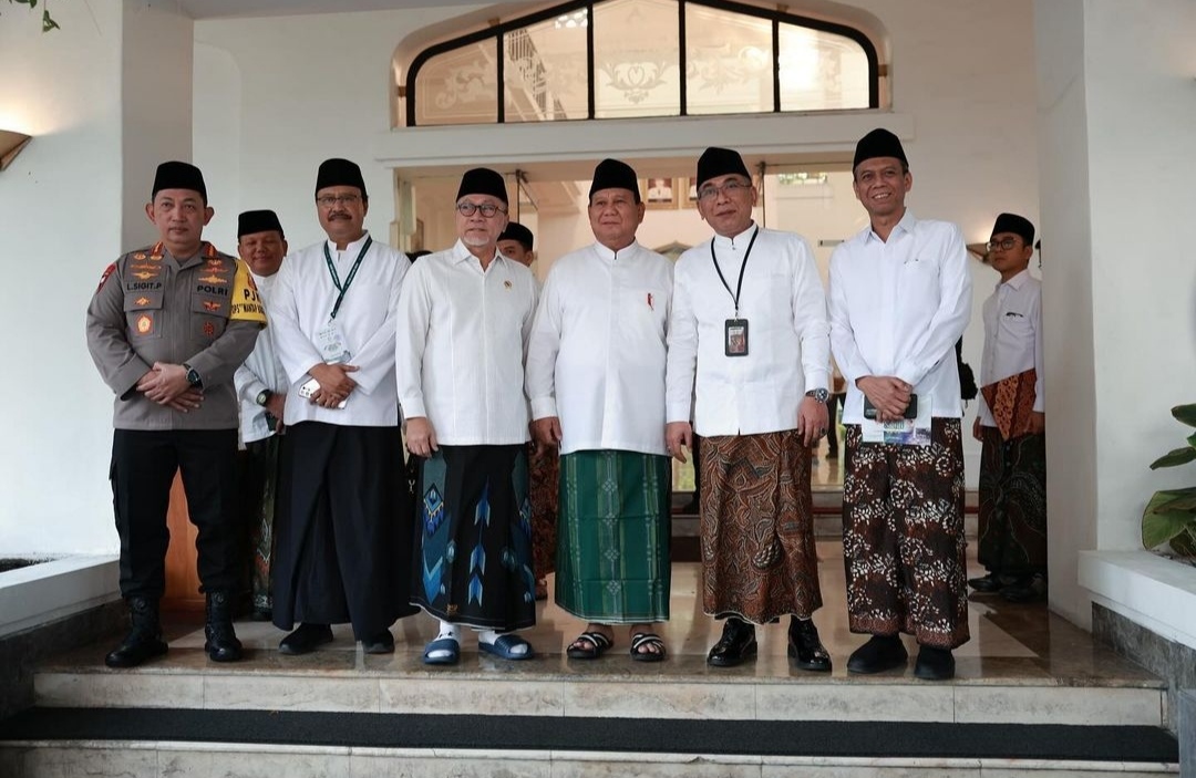 Prabowo Pakai Sarung Dampingi Jokowi Apel Hari Santri Di Surabaya