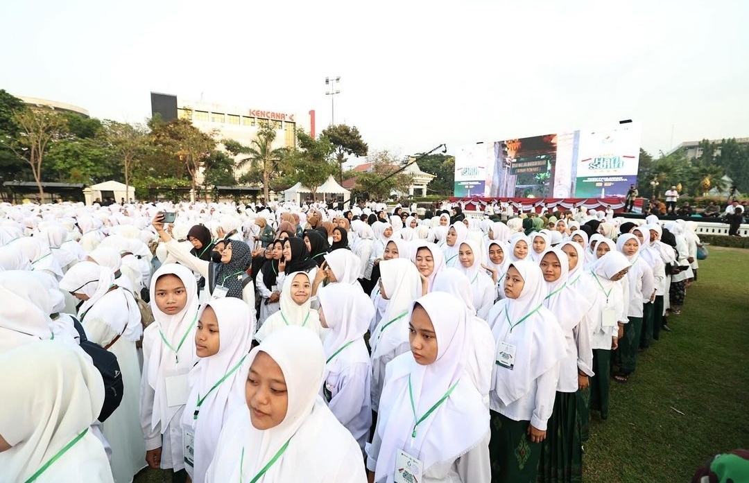 Prabowo pakai sarung dampingi Presiden Jokowi Apel Hari Santri 2023 di Surabaya (Ashar/SinPo.id)