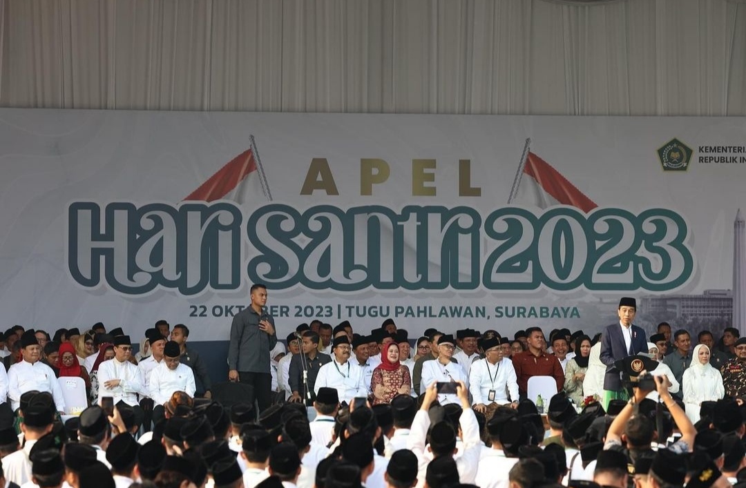 Prabowo pakai sarung dampingi Presiden Jokowi Apel Hari Santri 2023 di Surabaya (Ashar/SinPo.id)