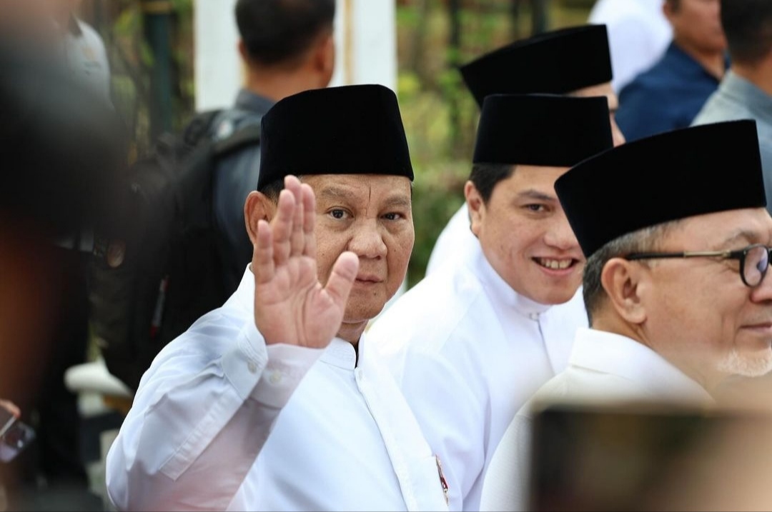 Prabowo pakai sarung dampingi Presiden Jokowi Apel Hari Santri 2023 di Surabaya (Ashar/SinPo.id)