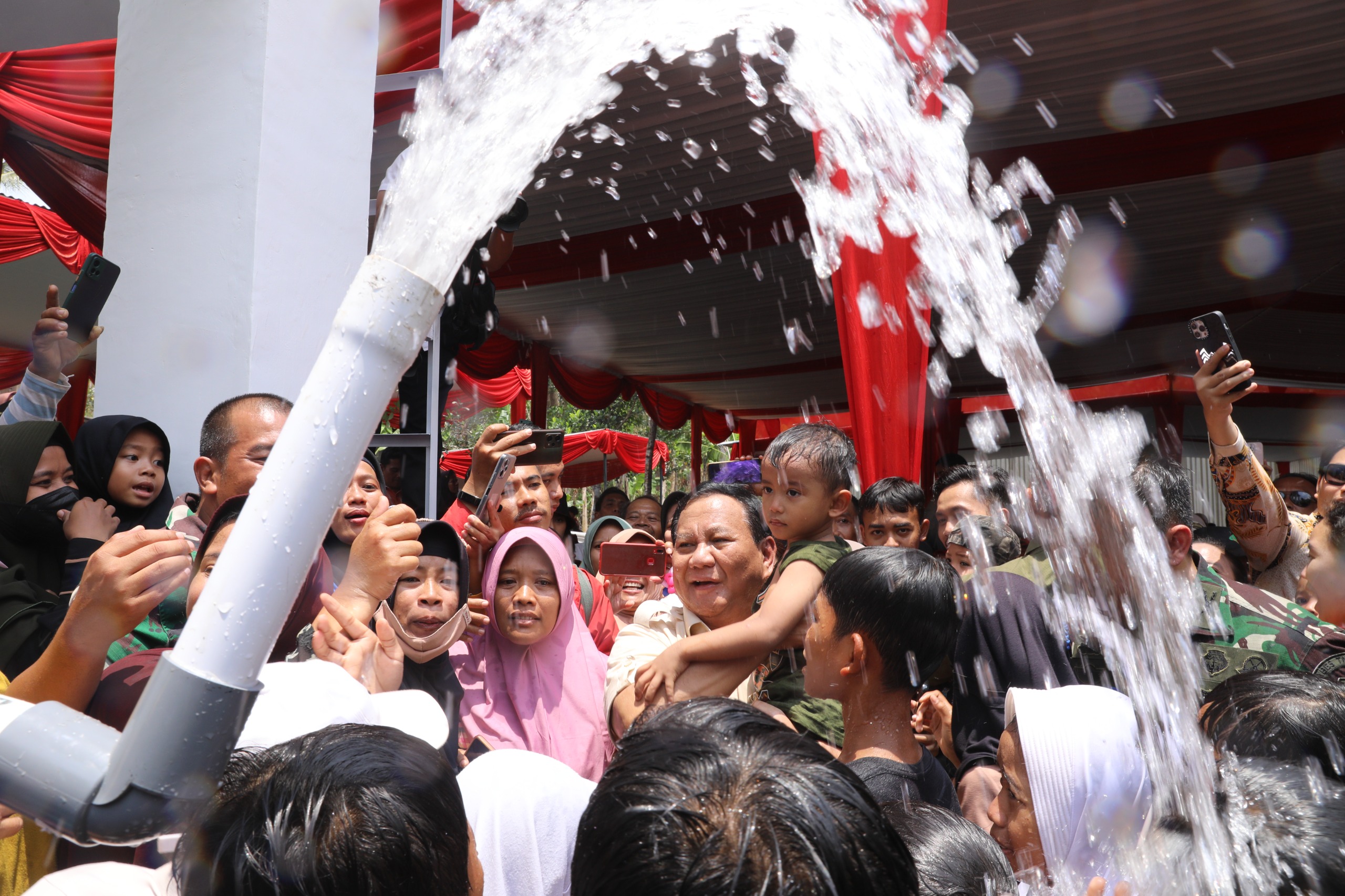 Menhan Prabowo meresmikan bantuan air bersih 16 titik di Jawa Tengah (Ashar/Foto:Tim Prabowo/Sinpo.id)