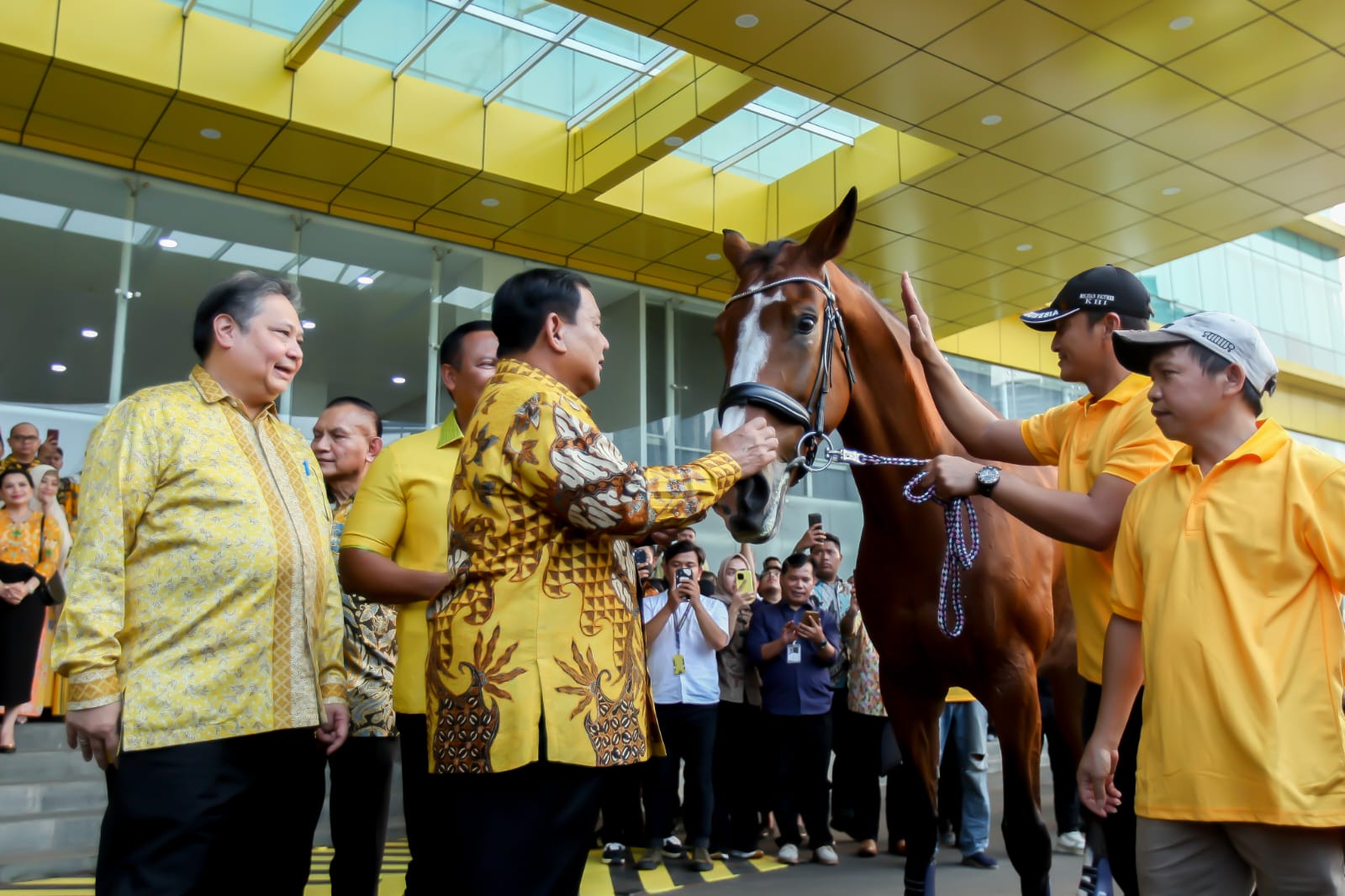 Ketua Umum Partai Gerindra Prabowo Subianto sambangi DPP Partai Golkar untuk menjadi pembicara di acara Golkar Institute dan diberi hadiah kuda besar berwarna cokelat oleh Ketua Umum Partai Golkar Airlangga Hartarto (Ashar/SinPo.id)