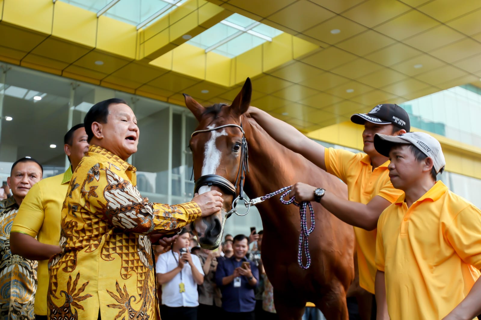 Ketua Umum Partai Gerindra Prabowo Subianto sambangi DPP Partai Golkar untuk menjadi pembicara di acara Golkar Institute dan diberi hadiah kuda besar berwarna cokelat oleh Ketua Umum Partai Golkar Airlangga Hartarto (Ashar/SinPo.id)