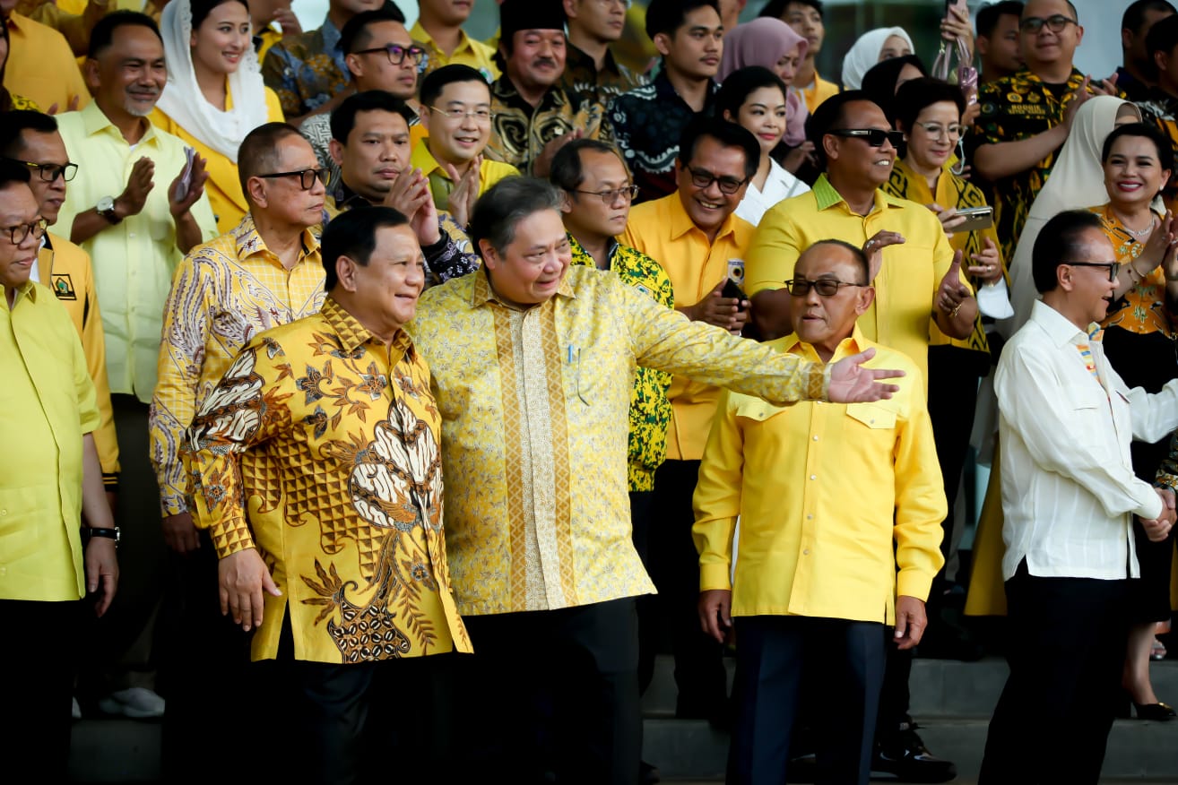 Ketua Umum Partai Gerindra Prabowo Subianto sambangi DPP Partai Golkar untuk menjadi pembicara di acara Golkar Institute dan diberi hadiah kuda besar berwarna cokelat oleh Ketua Umum Partai Golkar Airlangga Hartarto (Ashar/SinPo.id)