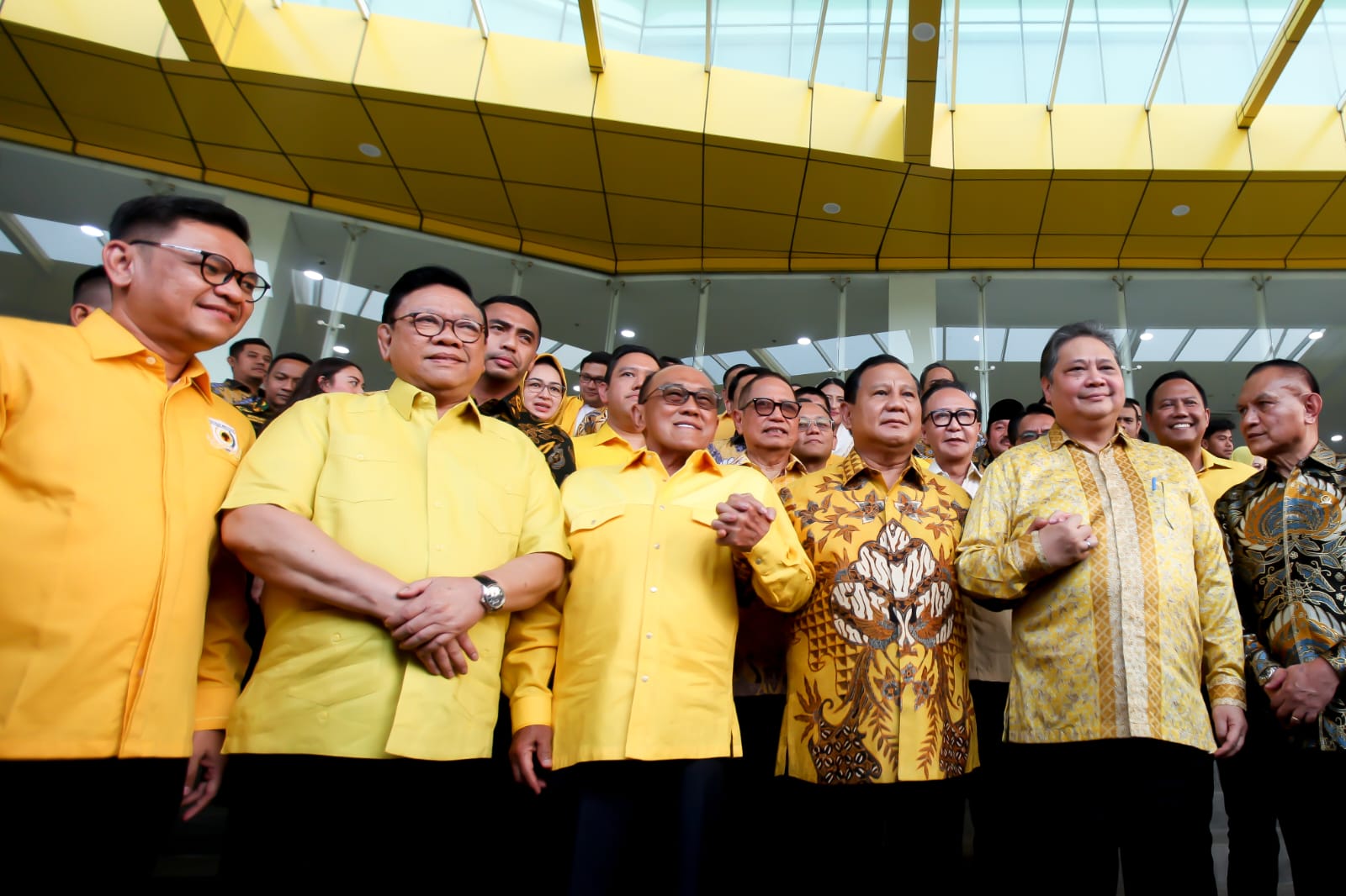 Ketua Umum Partai Gerindra Prabowo Subianto sambangi DPP Partai Golkar untuk menjadi pembicara di acara Golkar Institute dan diberi hadiah kuda besar berwarna cokelat oleh Ketua Umum Partai Golkar Airlangga Hartarto (Ashar/SinPo.id)