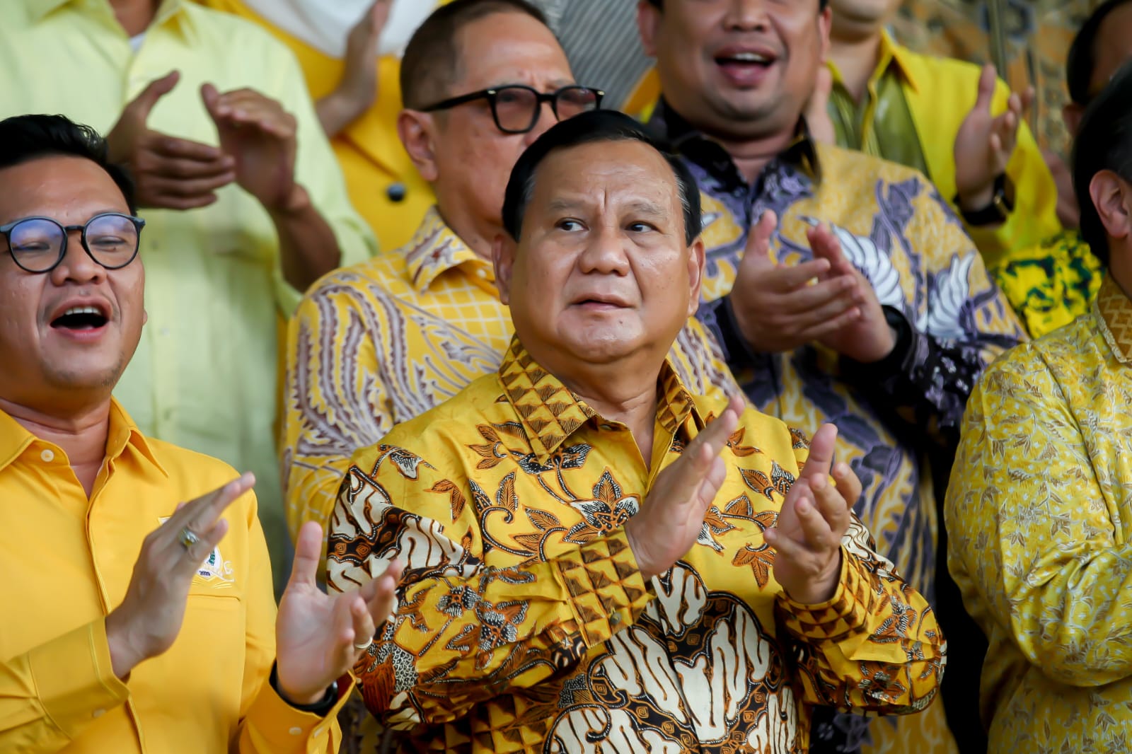 Ketua Umum Partai Gerindra Prabowo Subianto sambangi DPP Partai Golkar untuk menjadi pembicara di acara Golkar Institute dan diberi hadiah kuda besar berwarna cokelat oleh Ketua Umum Partai Golkar Airlangga Hartarto (Ashar/SinPo.id)