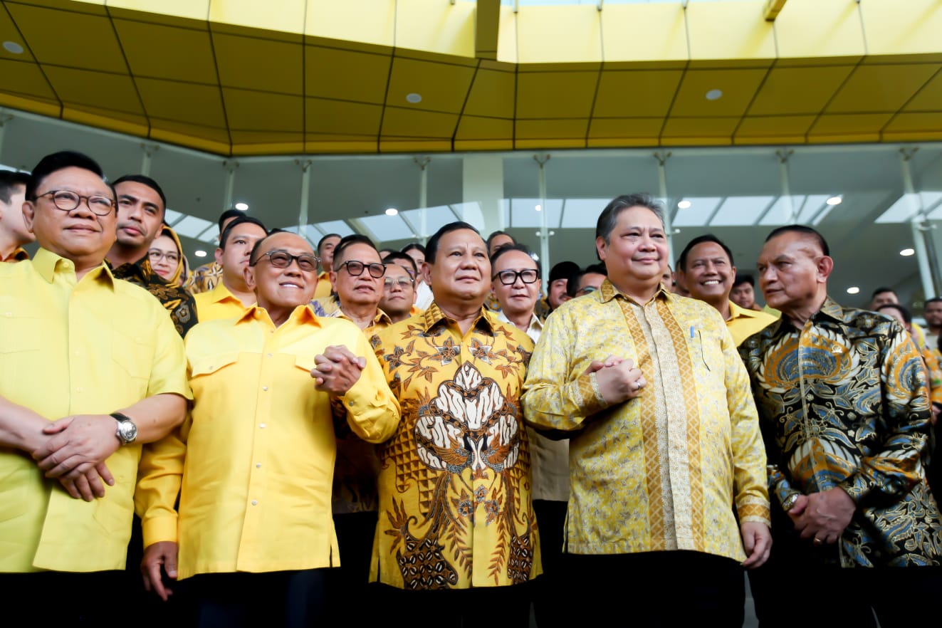 Ketua Umum Partai Gerindra Prabowo Subianto sambangi DPP Partai Golkar untuk menjadi pembicara di acara Golkar Institute dan diberi hadiah kuda besar berwarna cokelat oleh Ketua Umum Partai Golkar Airlangga Hartarto (Ashar/SinPo.id)