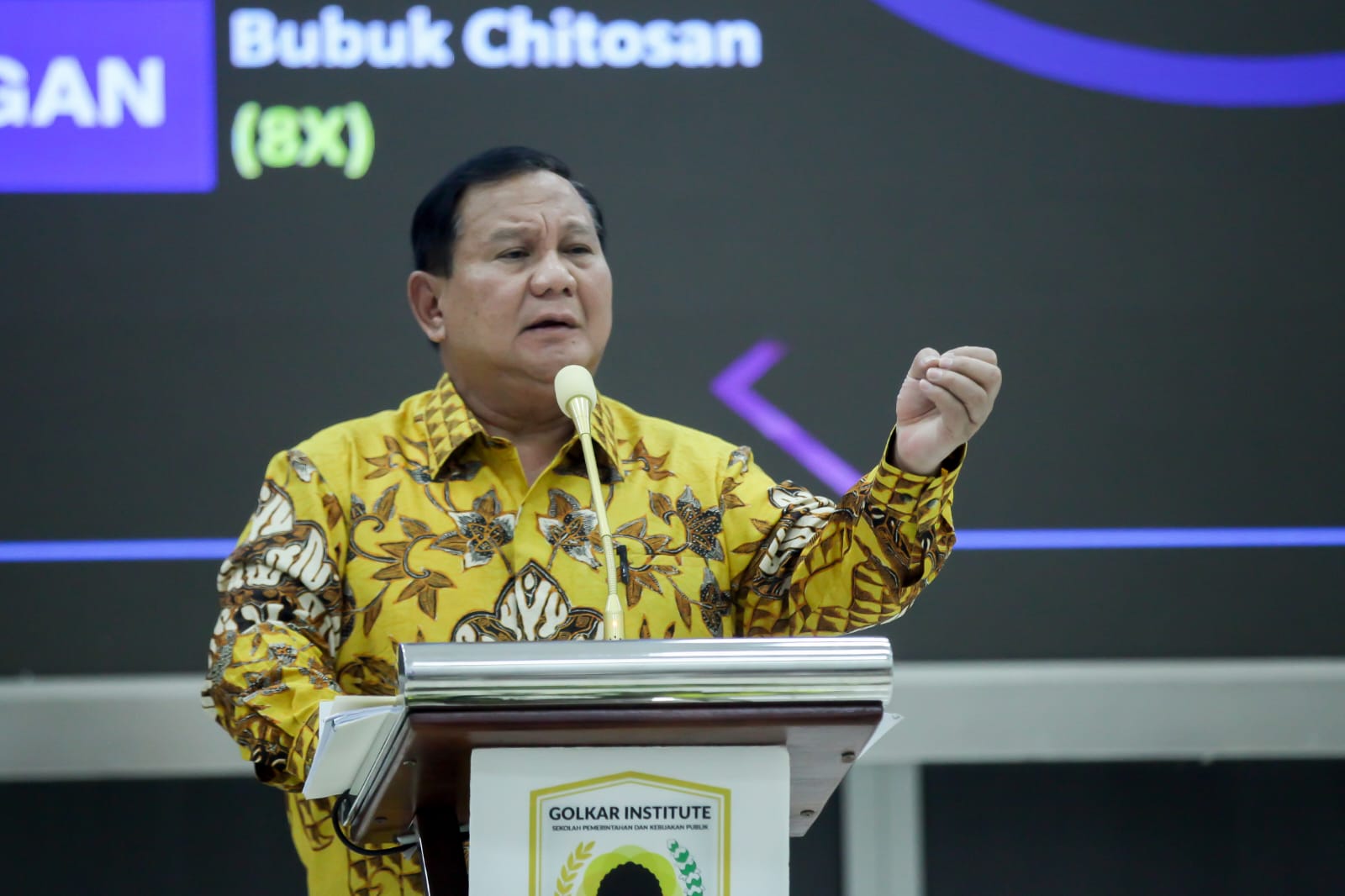 Ketua Umum Partai Gerindra Prabowo Subianto sambangi DPP Partai Golkar untuk menjadi pembicara di acara Golkar Institute dan diberi hadiah kuda besar berwarna cokelat oleh Ketua Umum Partai Golkar Airlangga Hartarto (Ashar/SinPo.id)