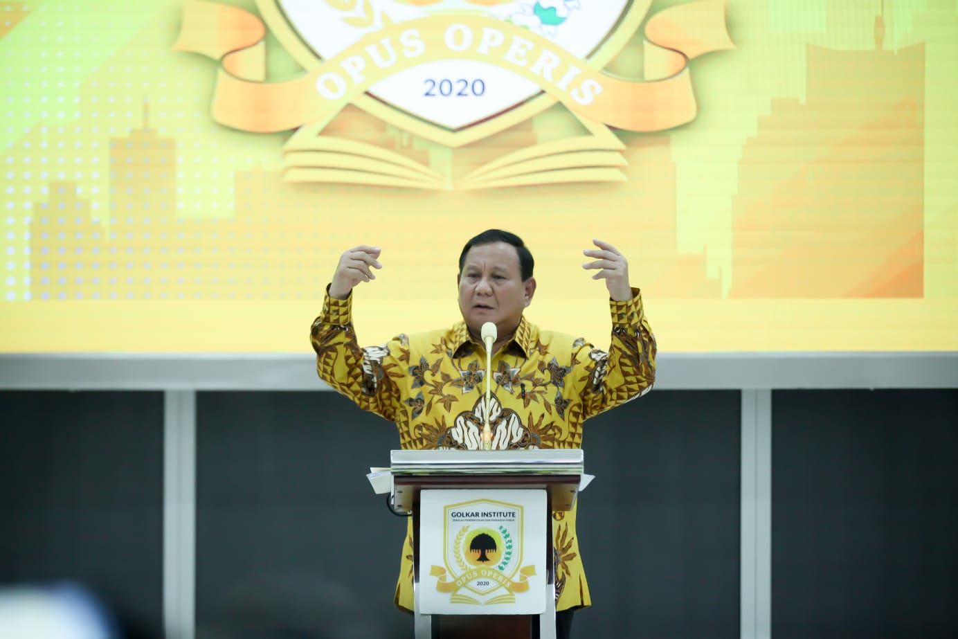 Ketua Umum Partai Gerindra Prabowo Subianto sambangi DPP Partai Golkar untuk menjadi pembicara di acara Golkar Institute dan diberi hadiah kuda besar berwarna cokelat oleh Ketua Umum Partai Golkar Airlangga Hartarto (Ashar/SinPo.id)