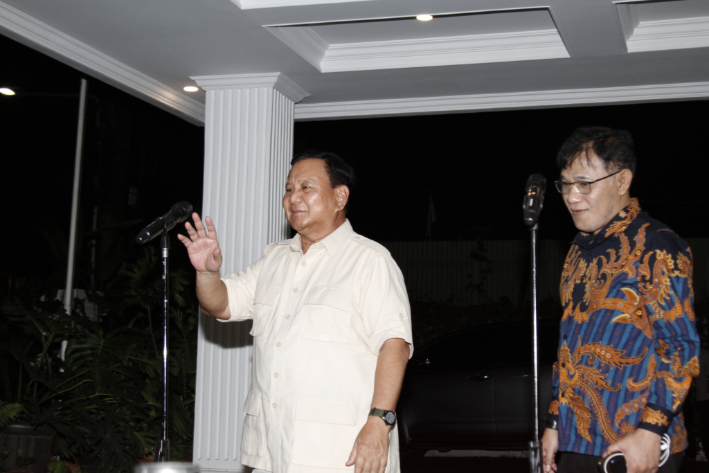 Ketua Umum Partai Gerindra sambut hangat kunjungan politisi PDIP Budiman Sudjatmiko di Kertanegara (Ashar/SinPo.id)